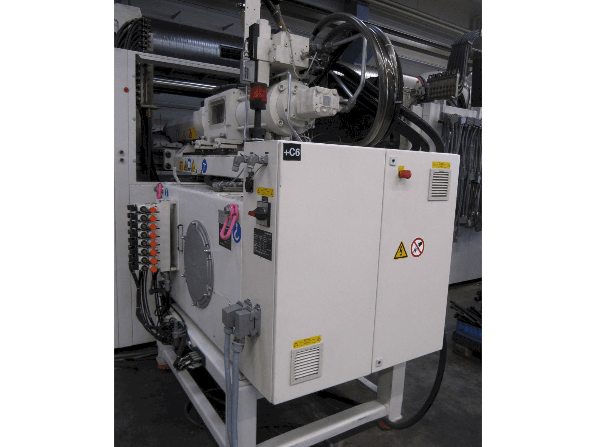 Prikaz stroja Krauss Maffei 750 BO L sprijeda