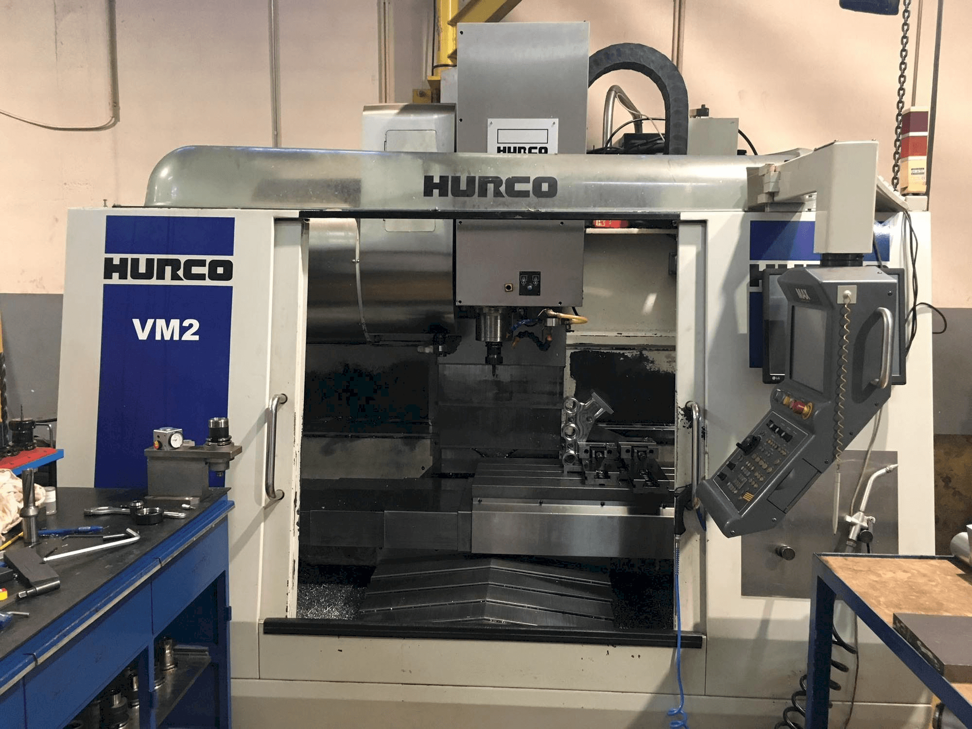Prikaz stroja Hurco VM2 sprijeda