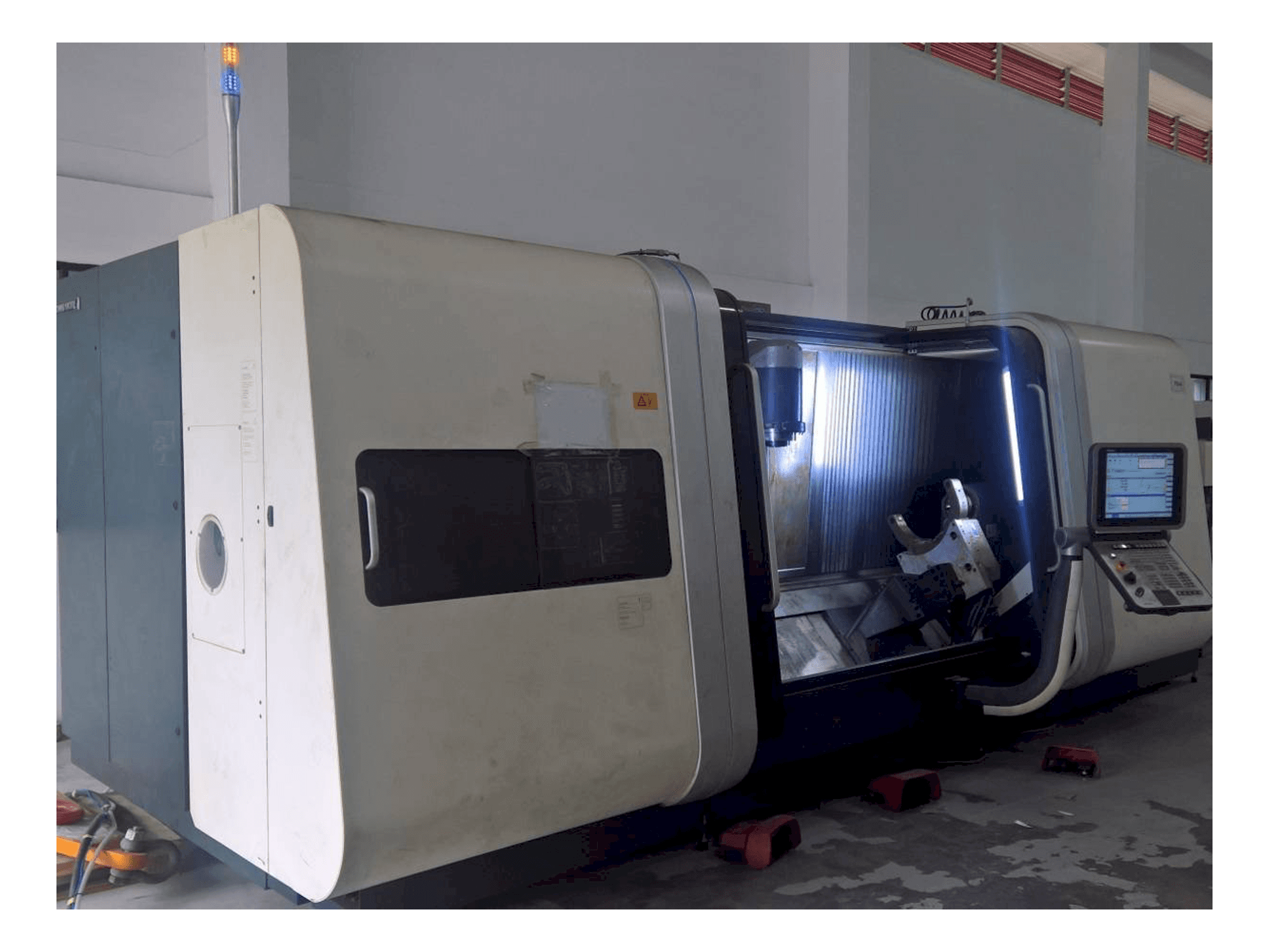 Prikaz stroja DMG MORI CTX Beta 2000 TC sprijeda