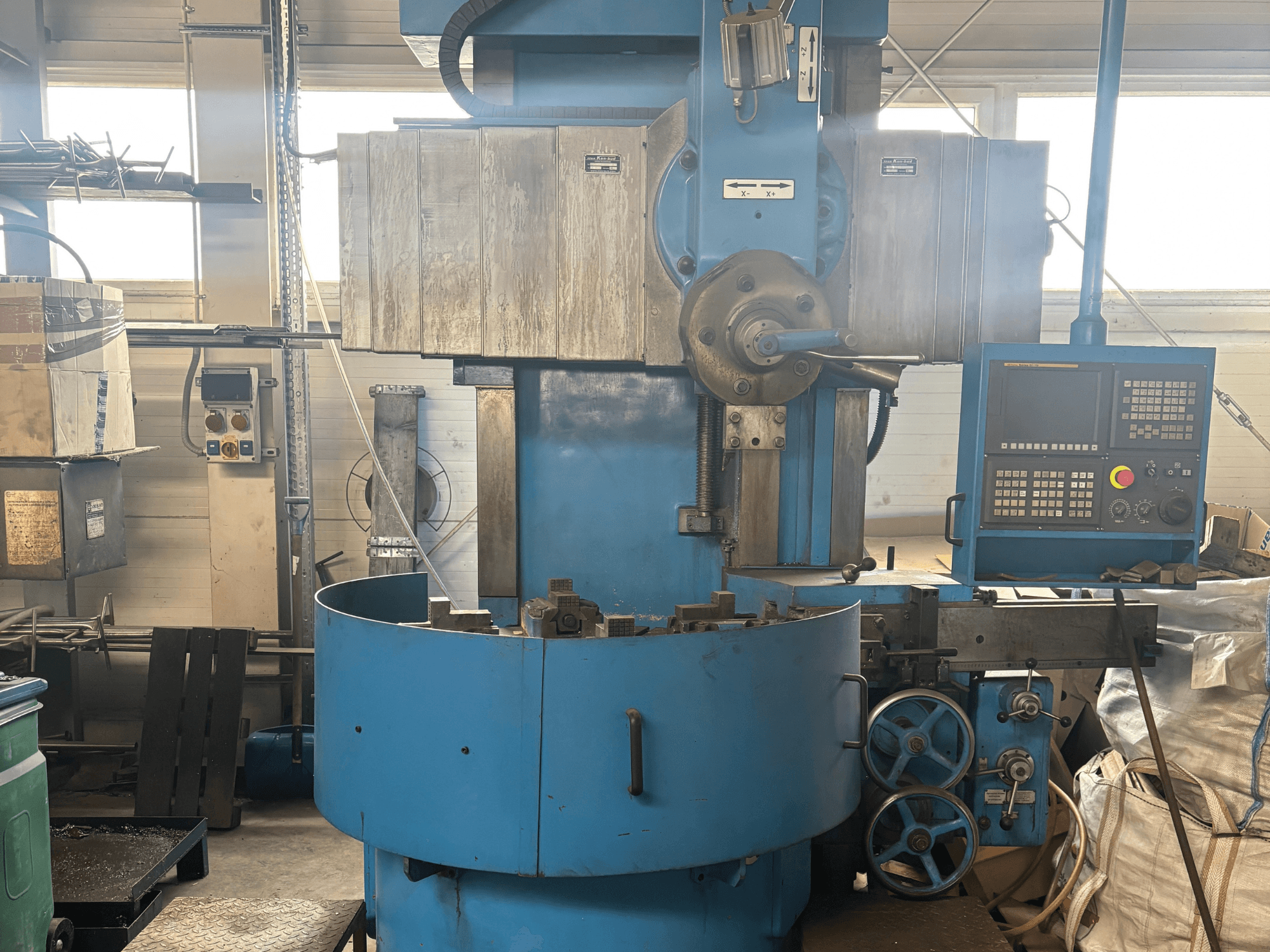 Industrijska glodalica nepoznate marke, prednji pogled, s plavom vanjštinom i digitalnom upravljačkom pločom.