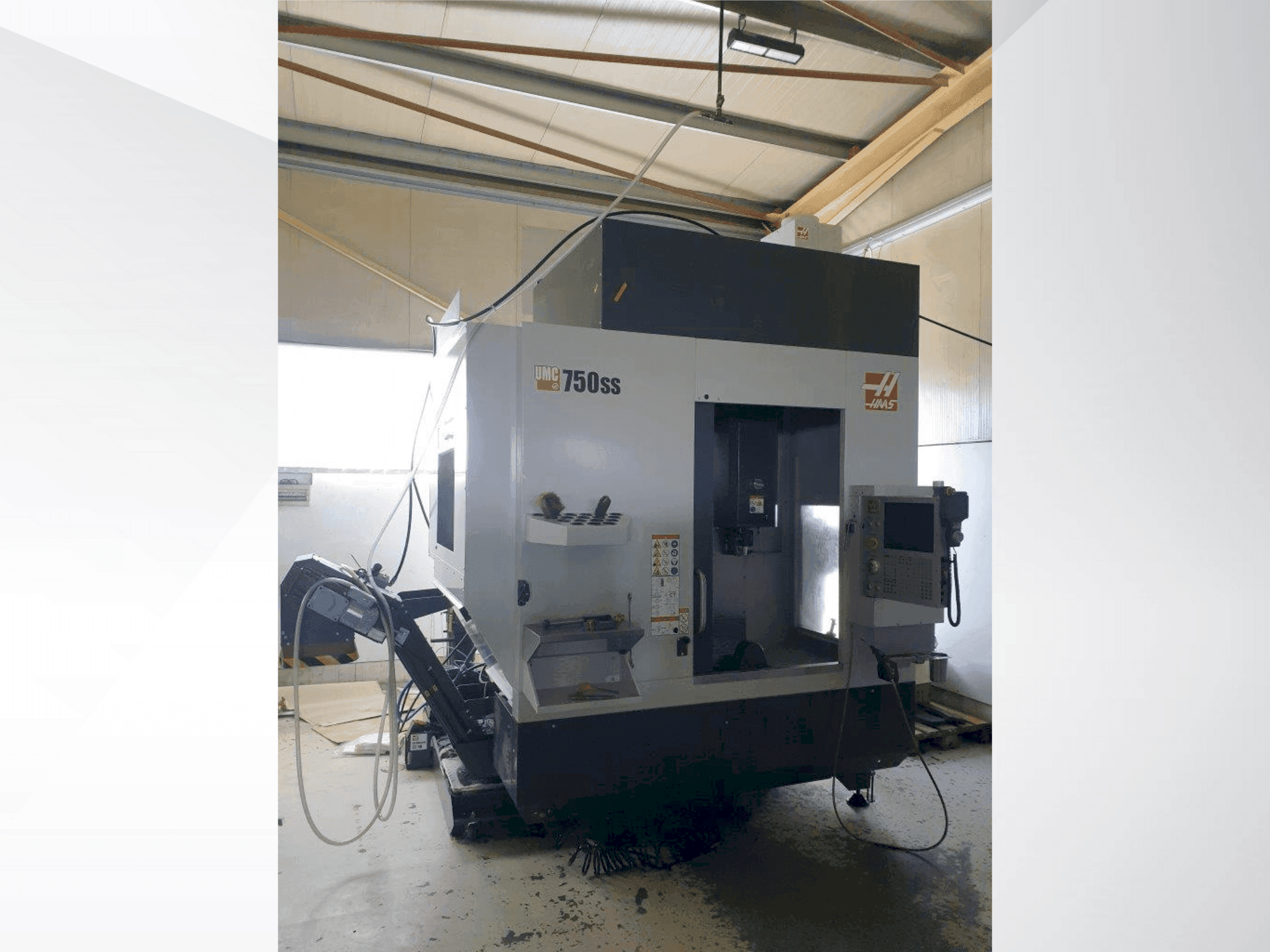 Prikaz stroja HAAS UMC-750SS sprijeda