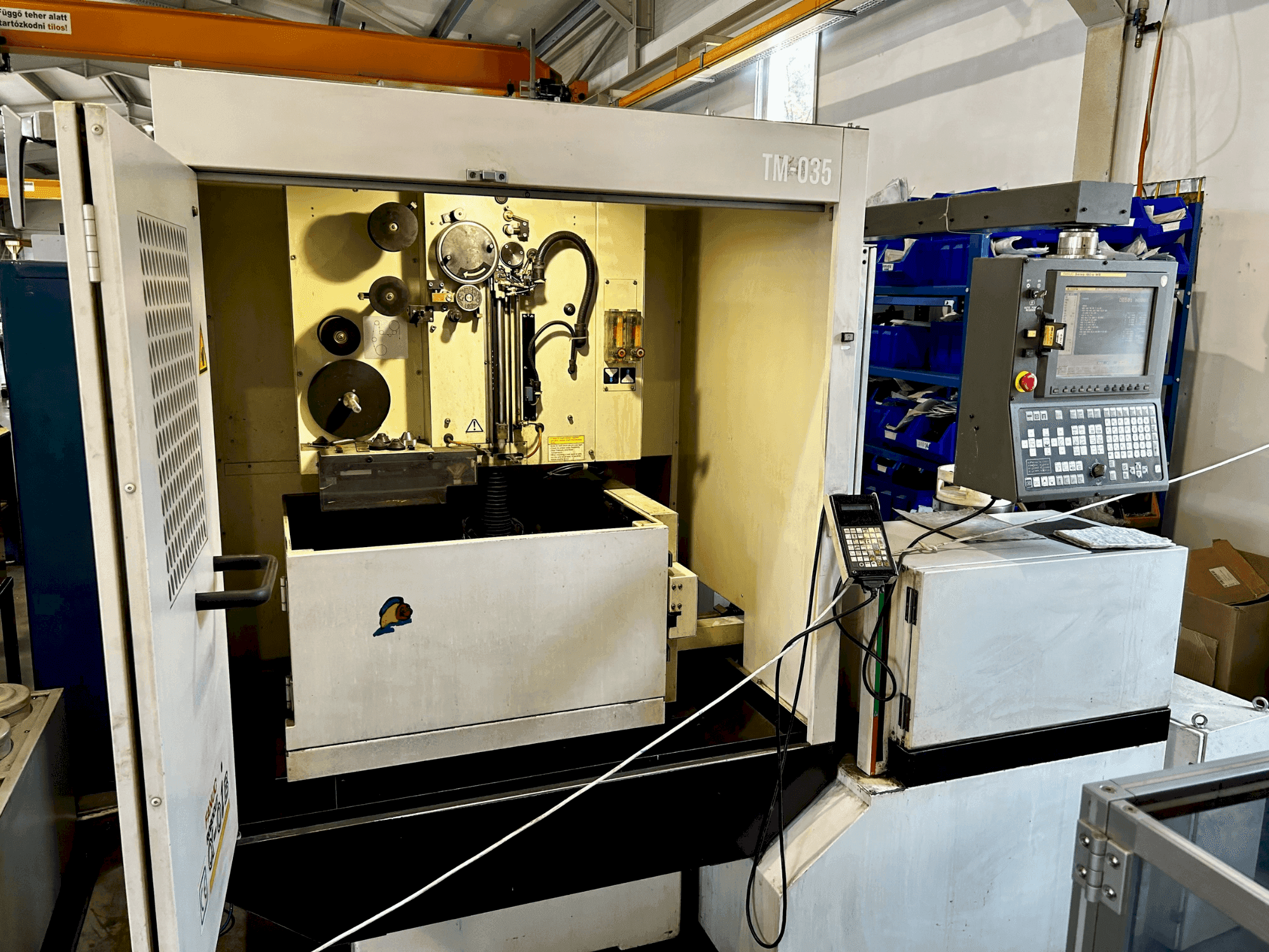 Prikaz stroja FANUC Robocut α-0iB sprijeda