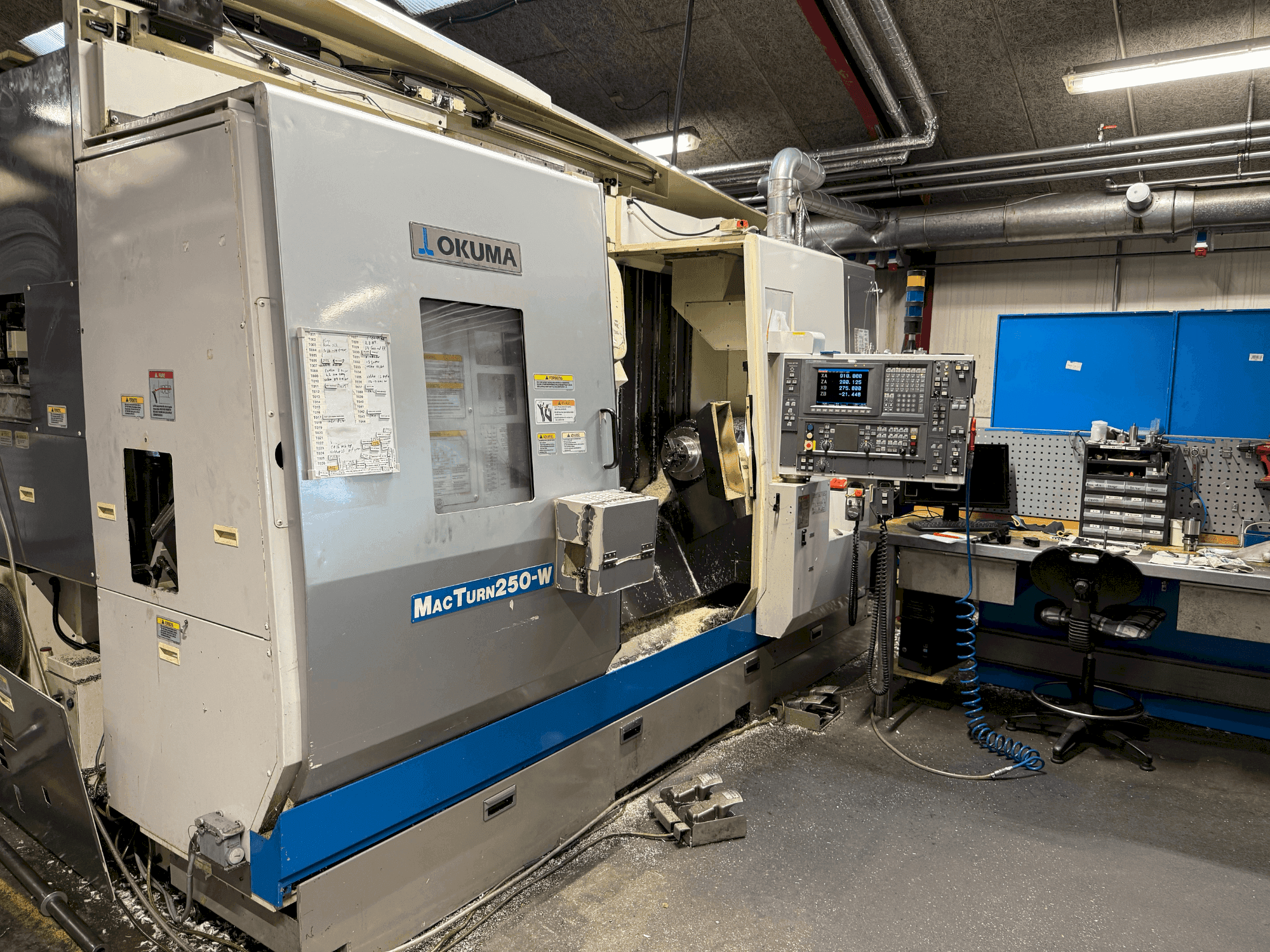 Prikaz stroja Okuma MacTurn 250-W sprijeda