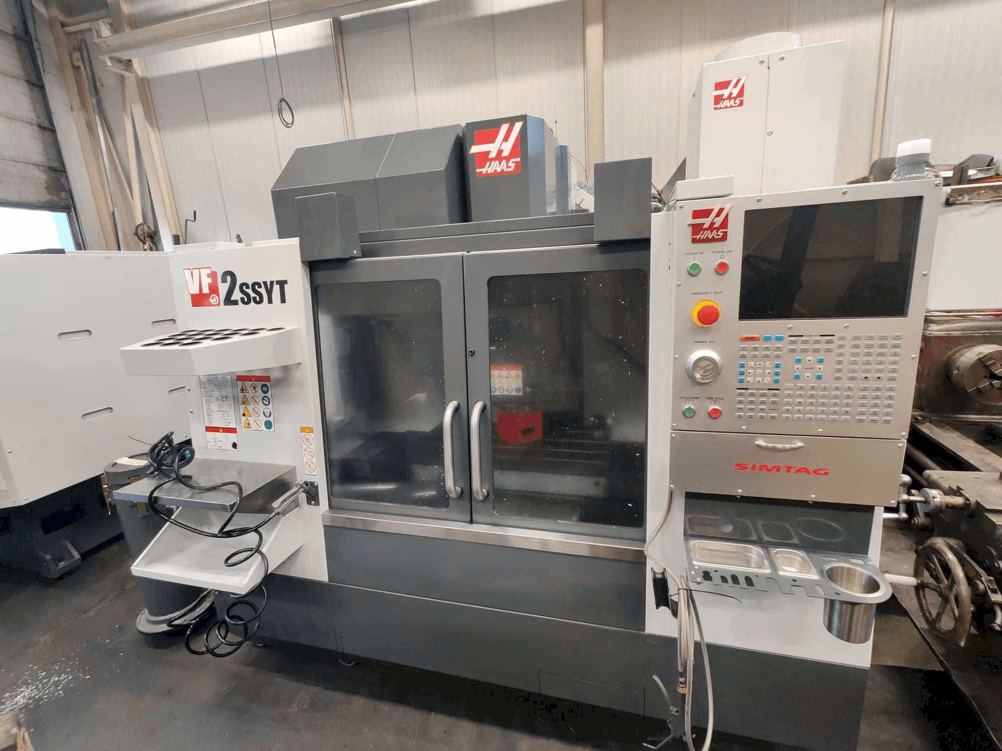 Prikaz stroja HAAS VF-2SSYT sprijeda