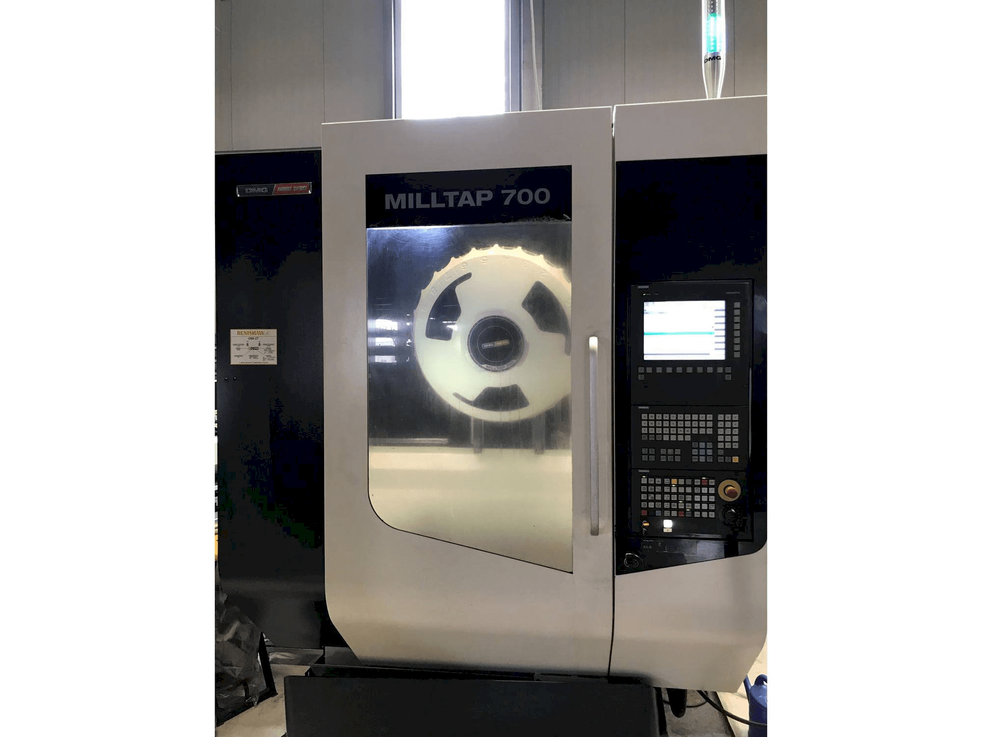Prikaz stroja DMG MORI Milltap 700 sprijeda