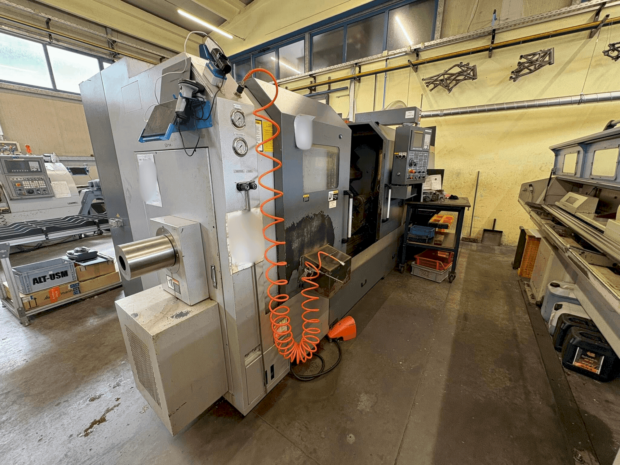 Prikaz stroja Leadwell T7-M sprijeda