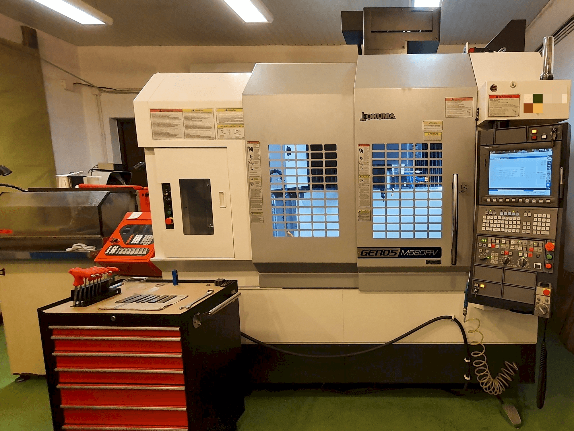 Prikaz stroja Okuma GENOS M560R-V sprijeda