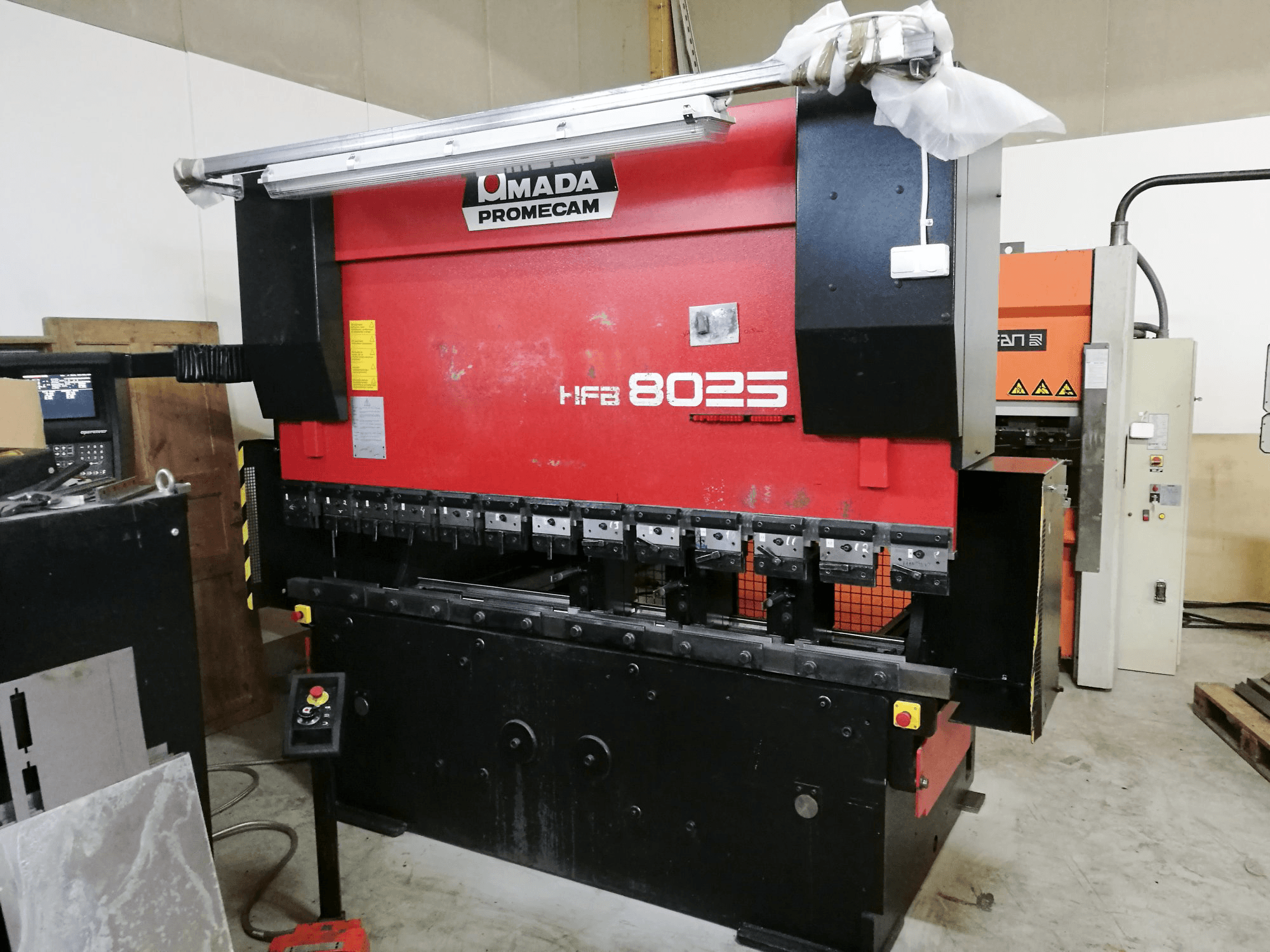 Prikaz stroja AMADA HFB 80-25 straga