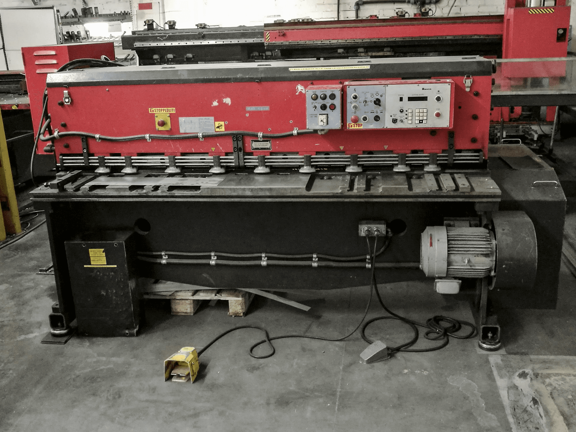 Prikaz stroja AMADA M-2045 sprijeda