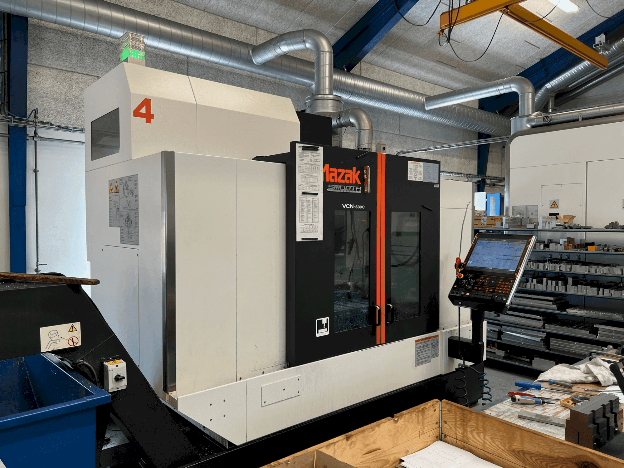Prikaz stroja Mazak VCN-530C sprijeda