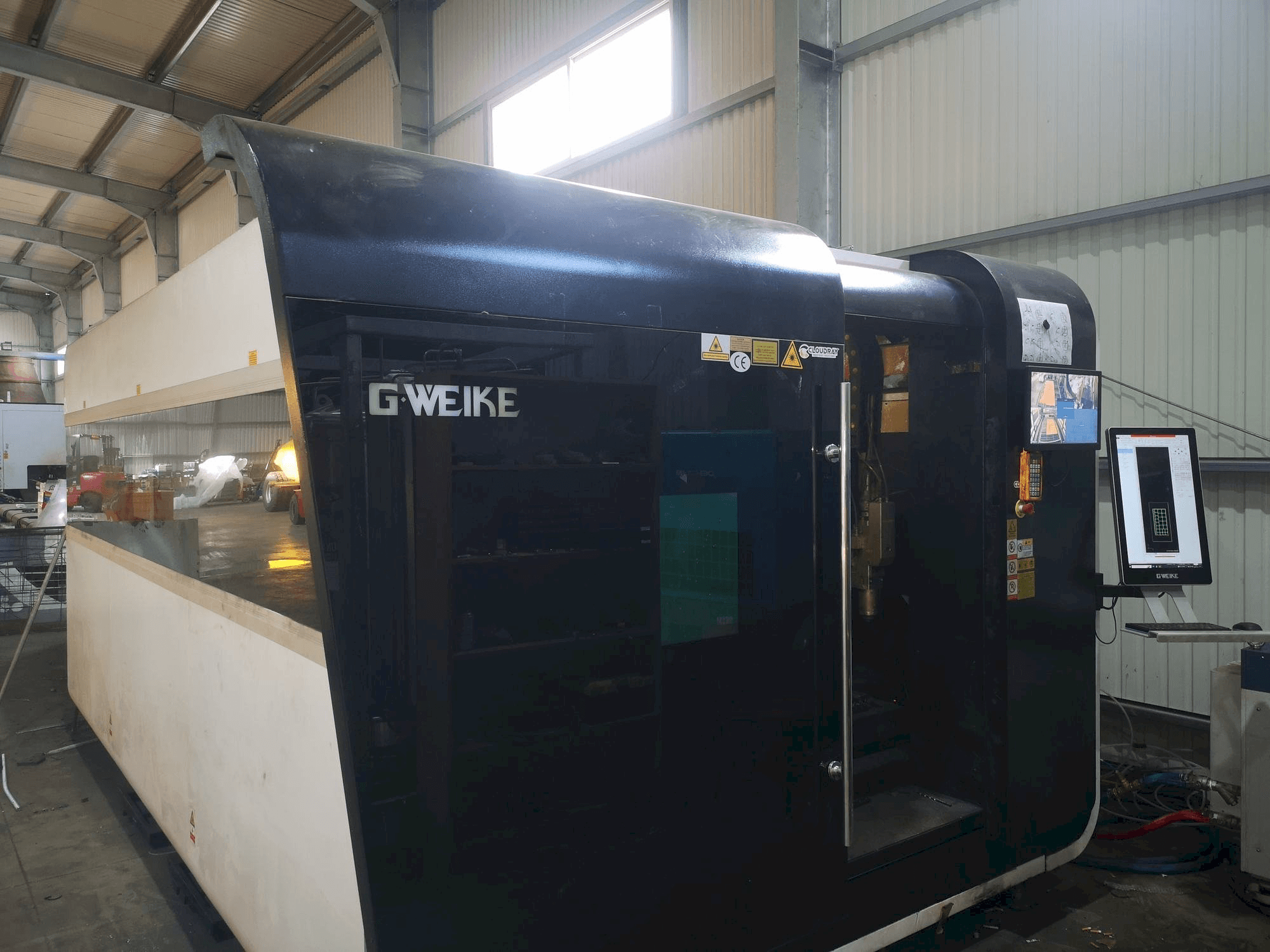 Prikaz stroja GWEIKE LF 3015 GA CNC sprijeda