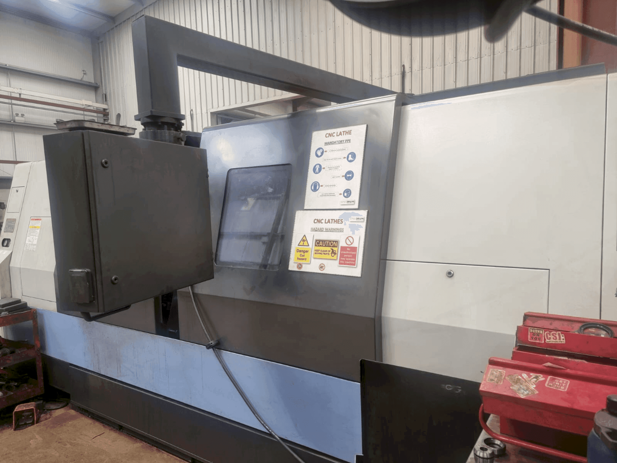Prikaz stroja DOOSAN Puma 400LM sprijeda