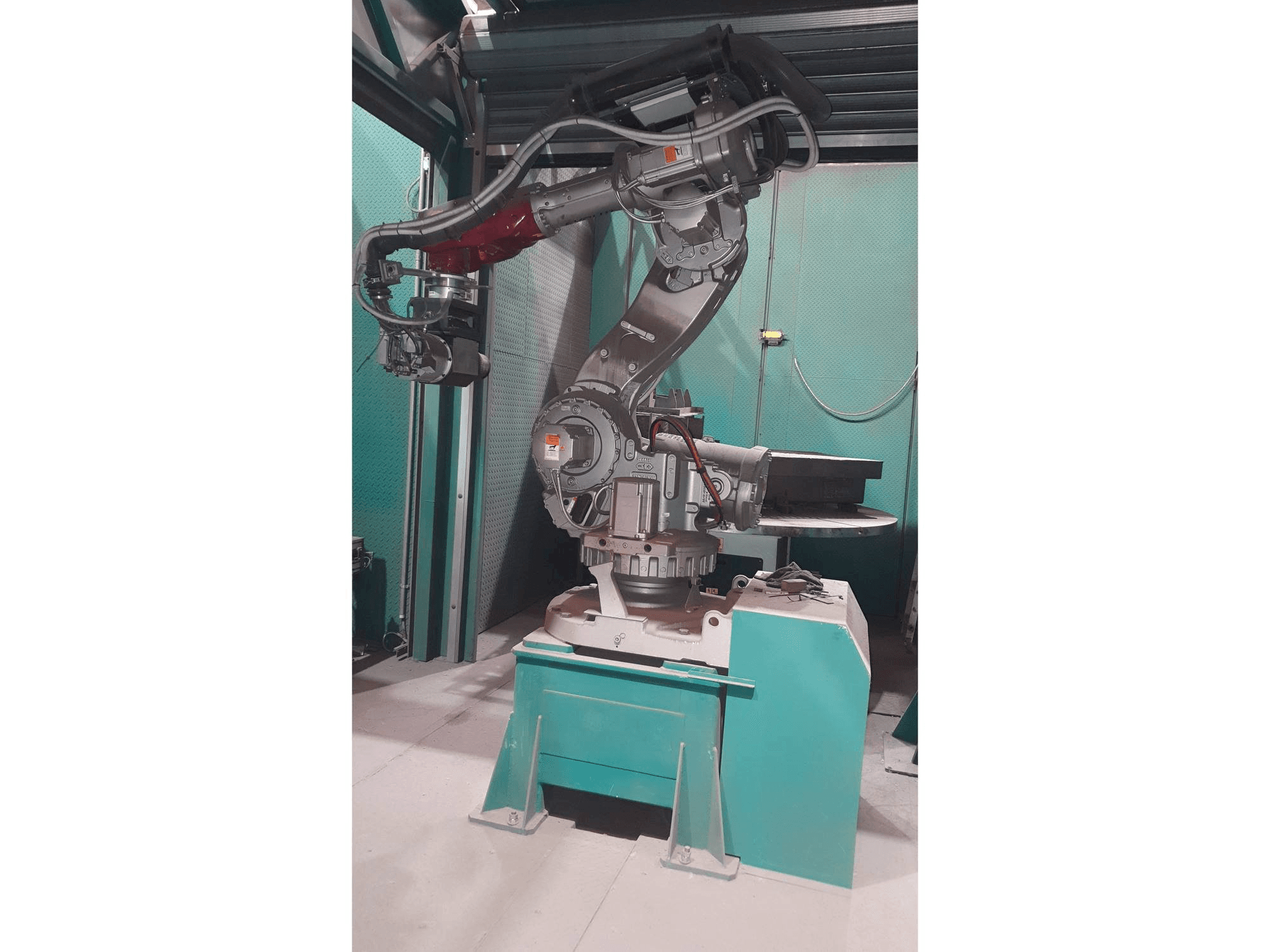 Prikaz stroja ABB IRB 7600 sprijeda