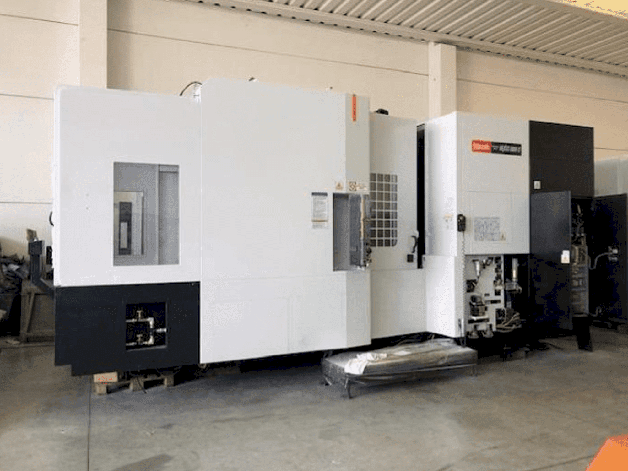 Prikaz stroja Mazak HCN-8800 sprijeda