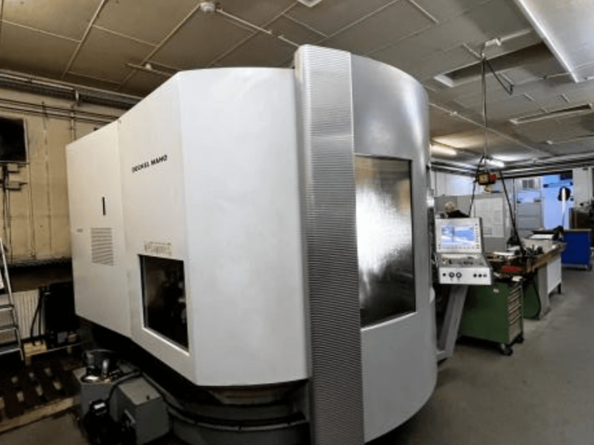 SODICK MAKO CNC stroj u radionici, bočni pogled, s upravljačkom pločom i radnim prostorom vidljivim u pozadini.