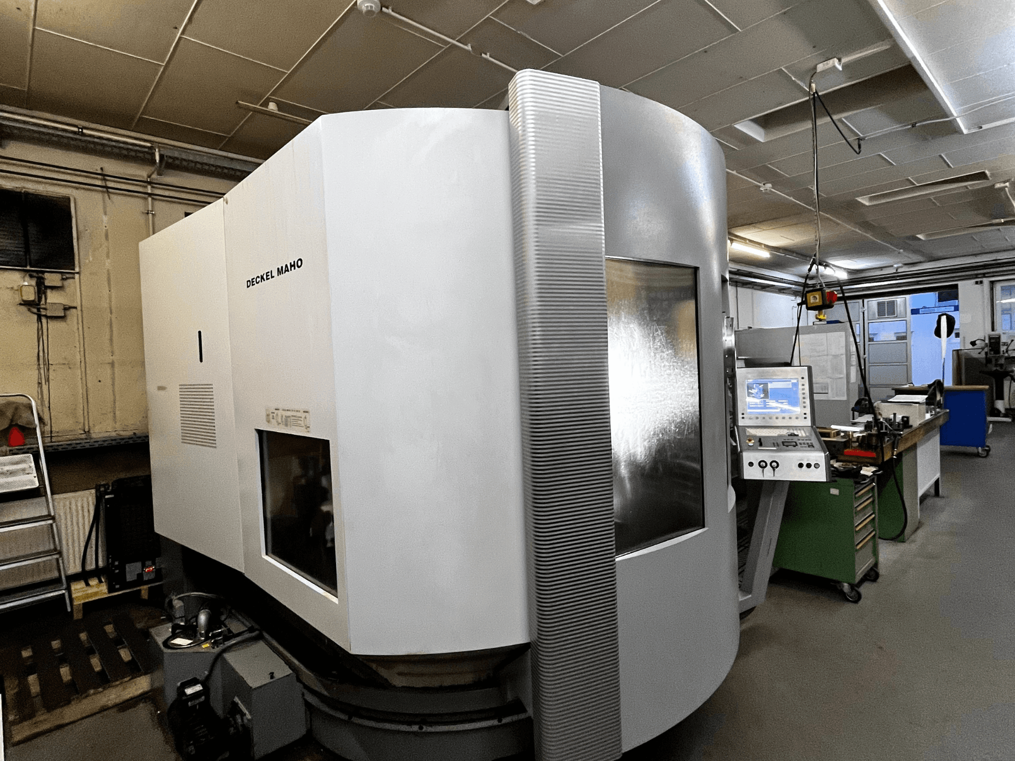 Deckel Maho CNC stroj, prednji pogled, bijela vanjština, vidljiva upravljačka ploča, postavka radionice.