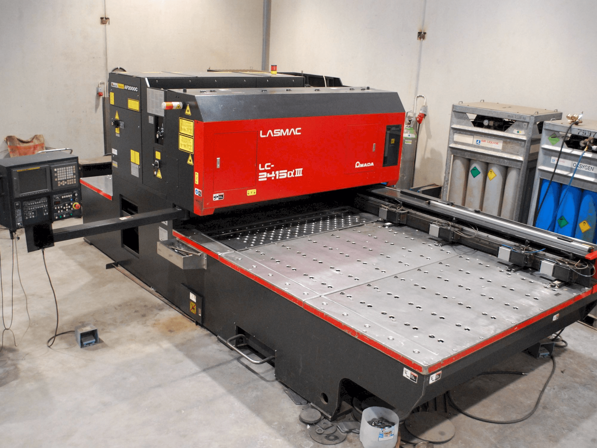 Prikaz stroja AMADA LC 2415 Alpha III sprijeda