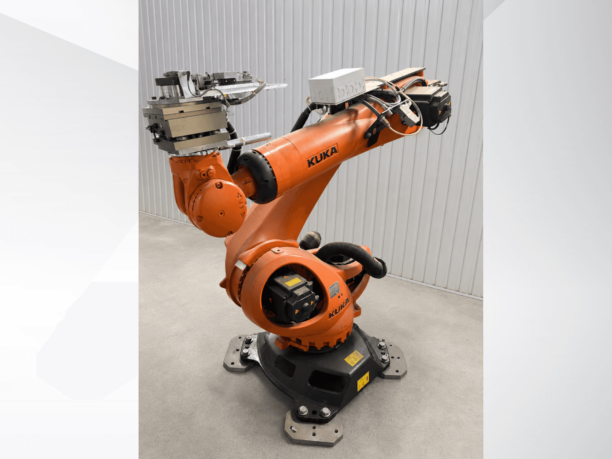 KUKA KR 90 R3100 dodatna robotska ruka u narančastoj boji, bočni pogled, prikazuje zglobove, kontroler i dodatak alata na krajnjem efektoru.