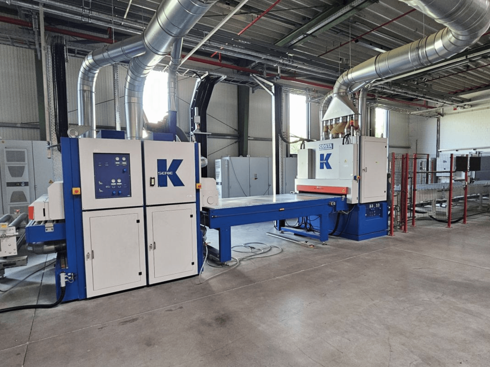 Laminirajuća preša BURKLE EKMH 1300 u prednjem pogledu, s upravljačkom pločom i velikom prešnom pločom u industrijskom okruženju.