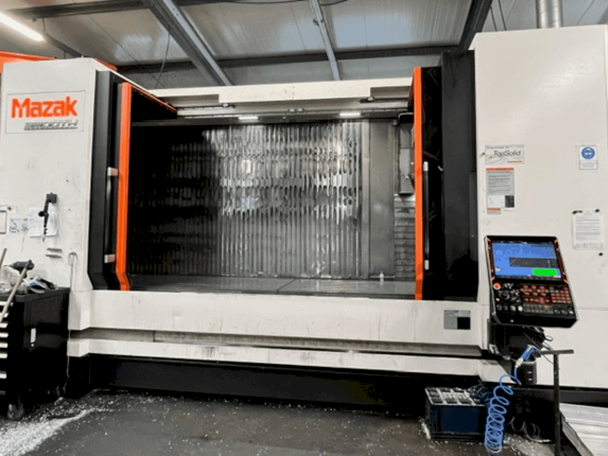 Prikaz stroja Mazak VTC 800 sprijeda