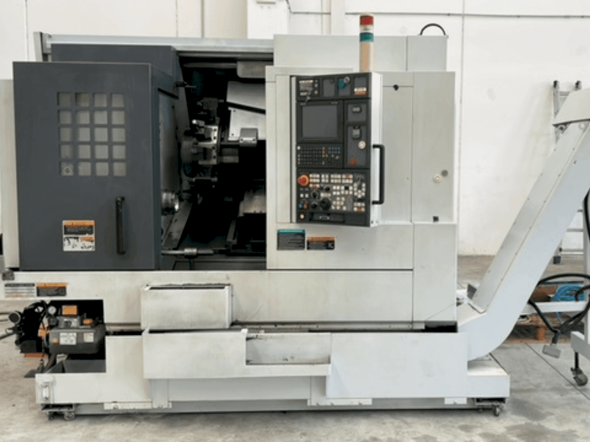 Prikaz stroja MORI SEIKI NL 2000Y/500 sprijeda
