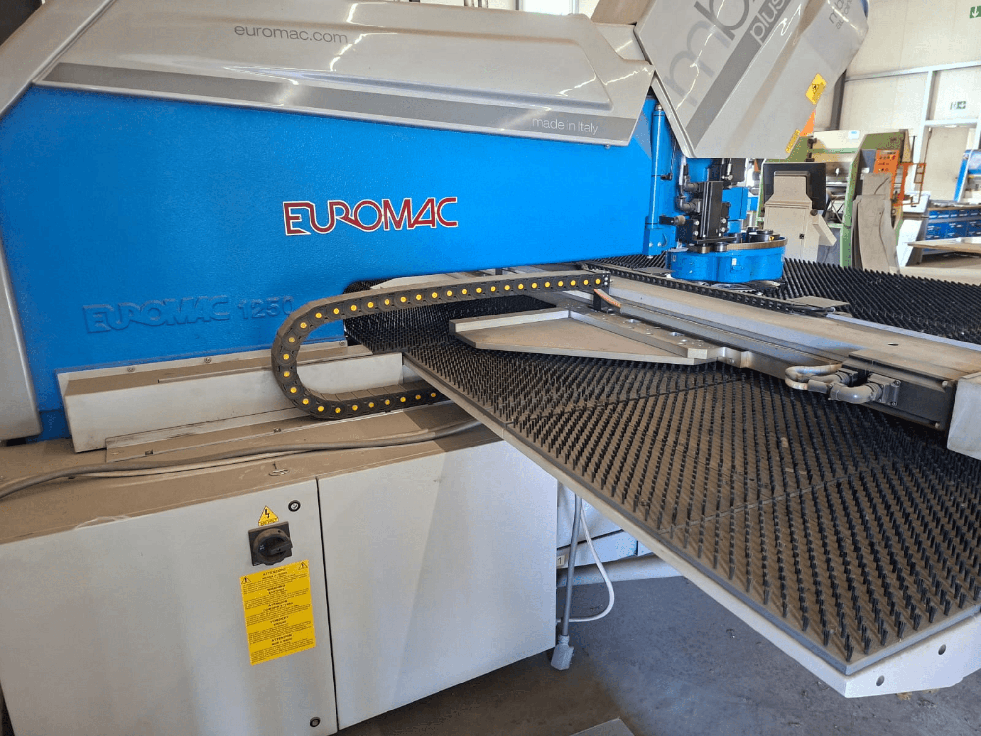 CNC stroj za probijanje Euromac MBX 6 Plus 1250/30-2250, prednji pogled s upravljačkom pločom i crnom gumenom površinom.