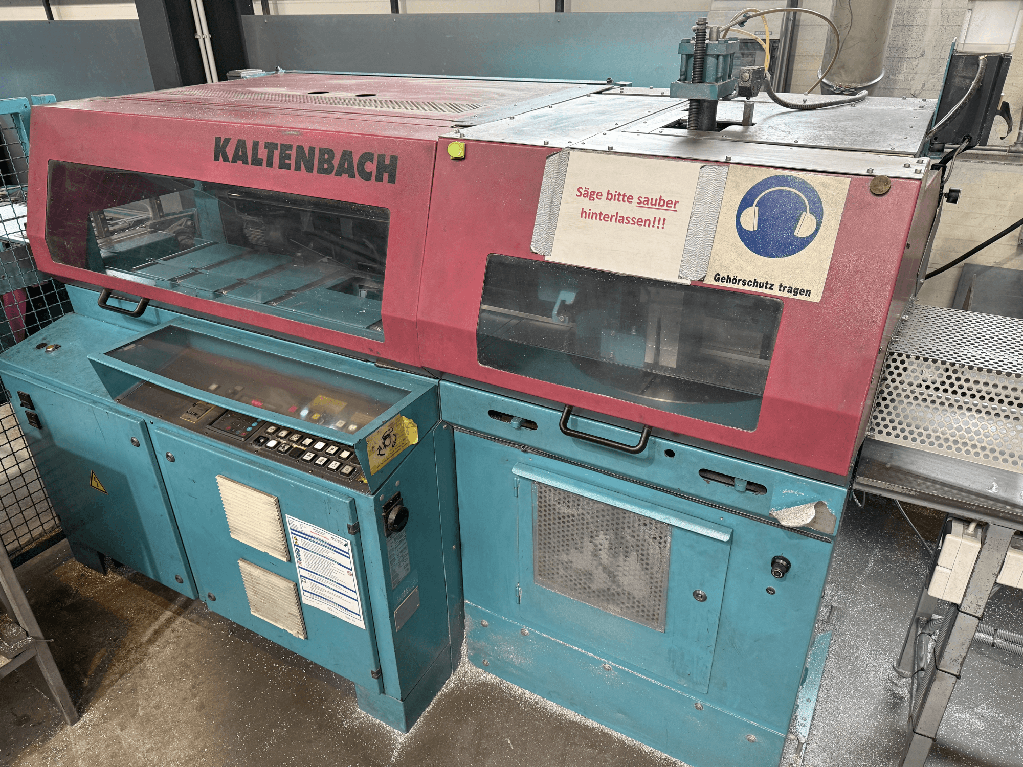 Industrijski stroj za rezanje KALTENBACH, prednji pogled, s upravljačkom pločom i sigurnosnim znakom za zaštitu sluha.