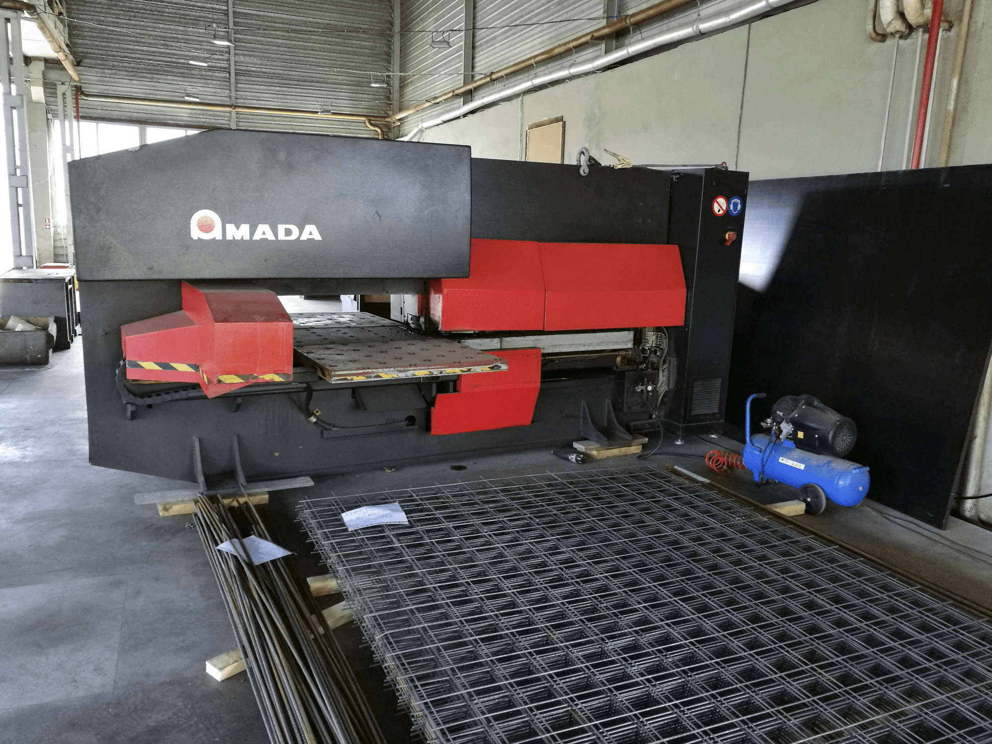 Prikaz 1 stroja AMADA EUROPE 245 sprijeda