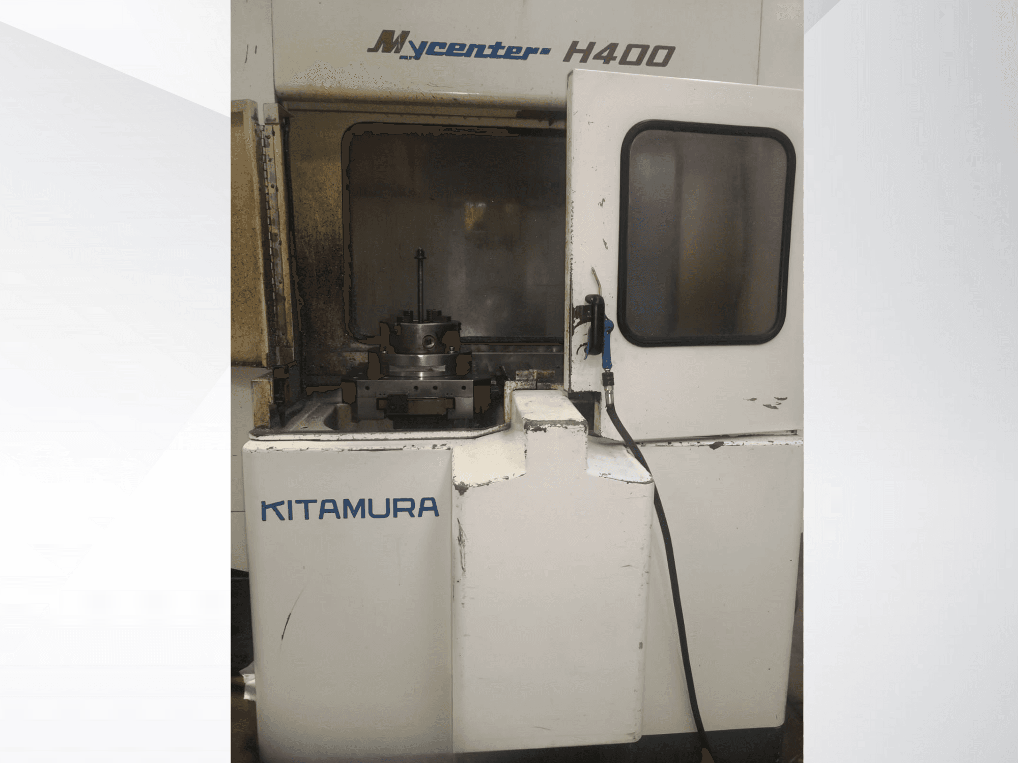 Kitamura Mycenter H400 CNC stroj, prednji pogled, s vidljivim radnim područjem i upravljačkom pločom, pokazuje znakove korištenja.