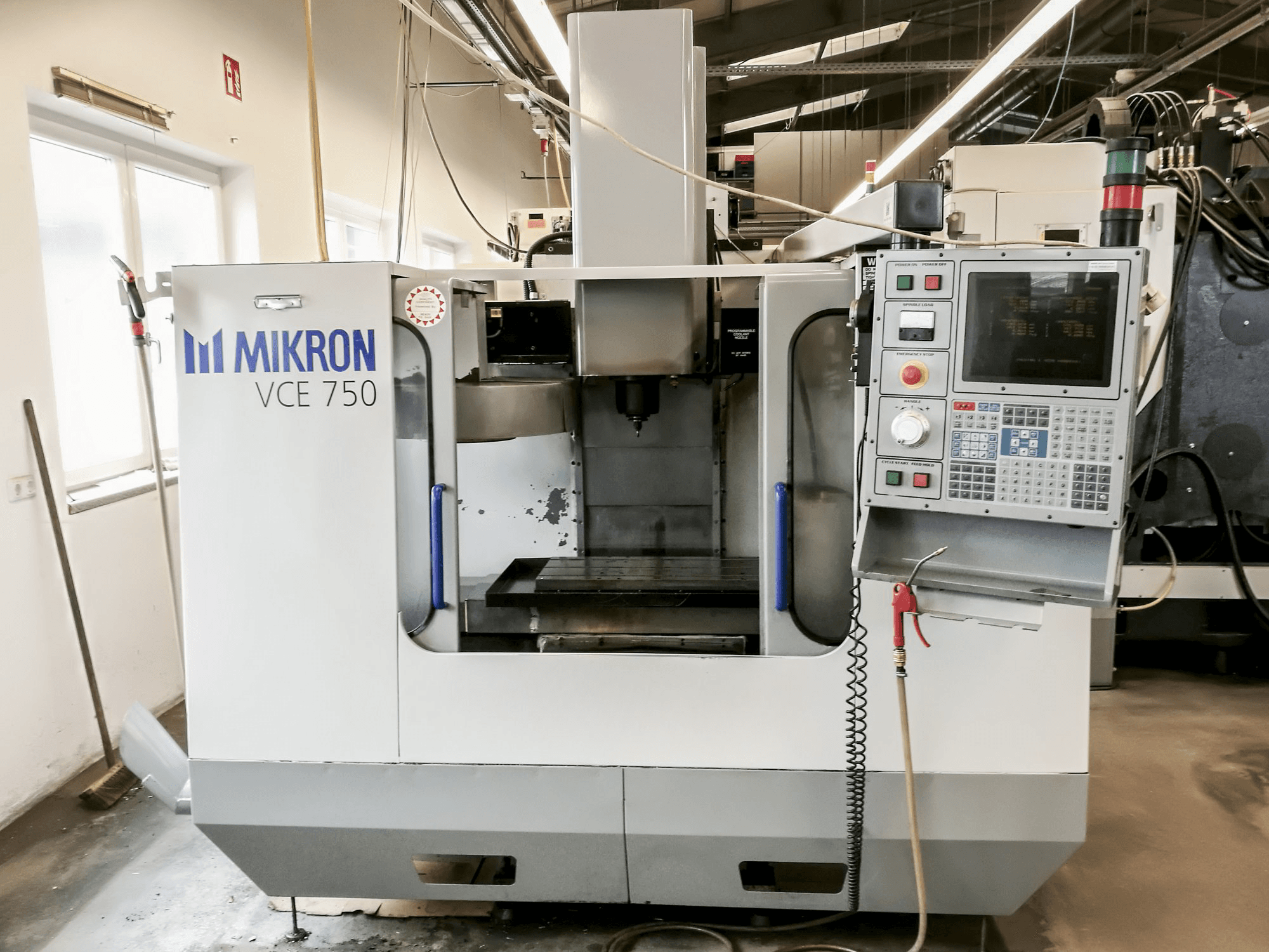Prikaz stroja HAAS VCE 750 sprijeda