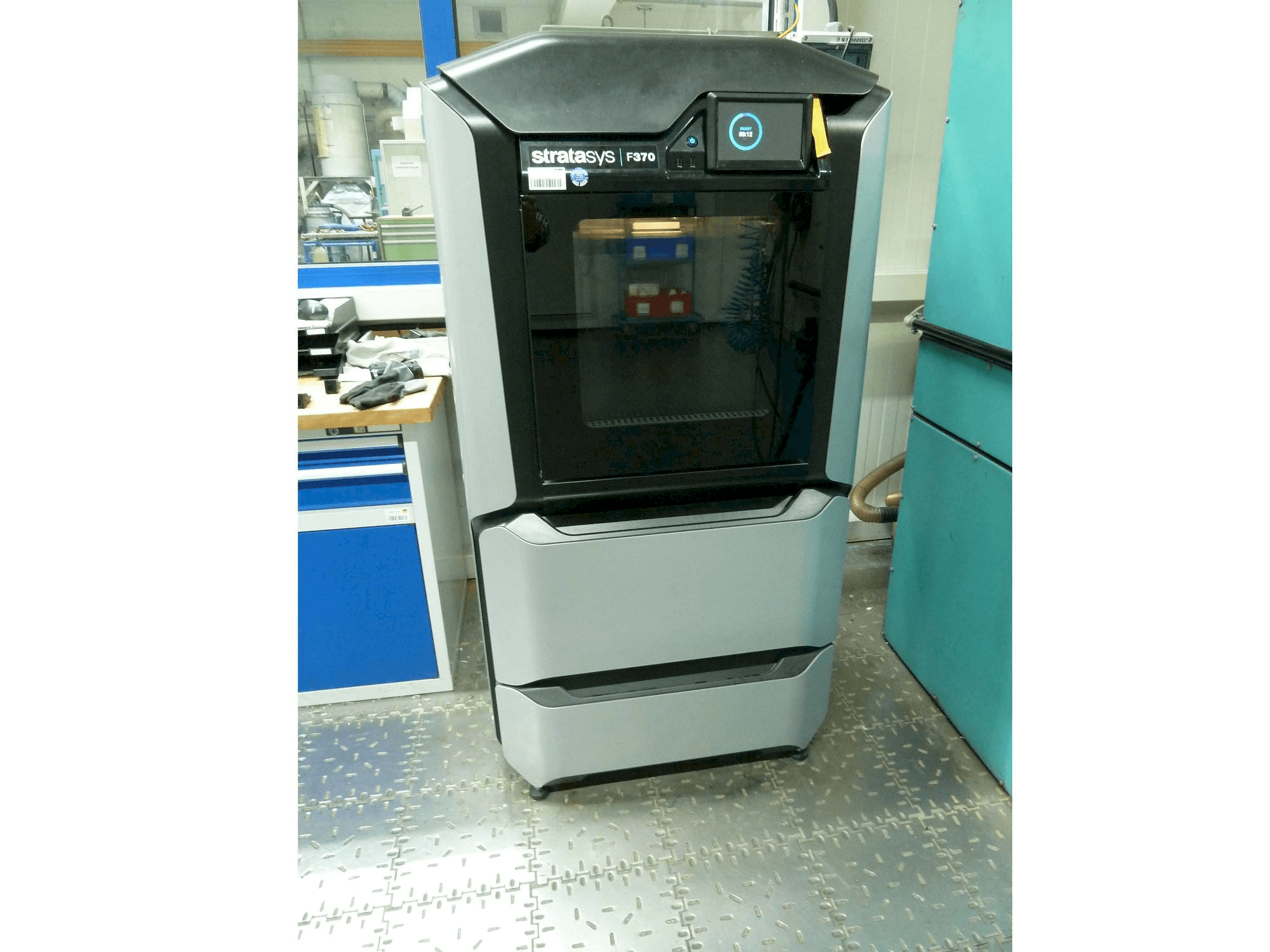 Prikaz stroja Stratasys F370 sprijeda