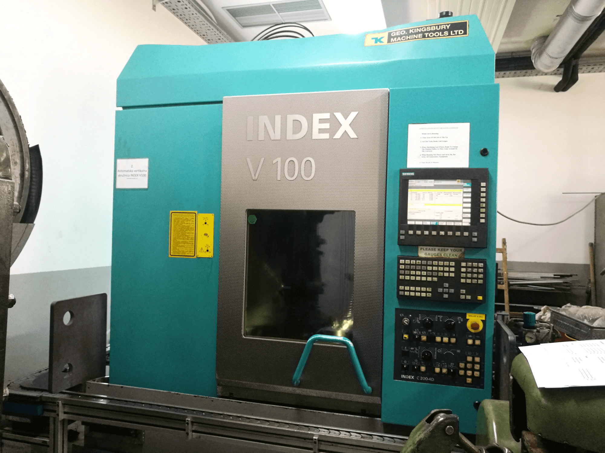 Prikaz stroja Index V100 sprijeda