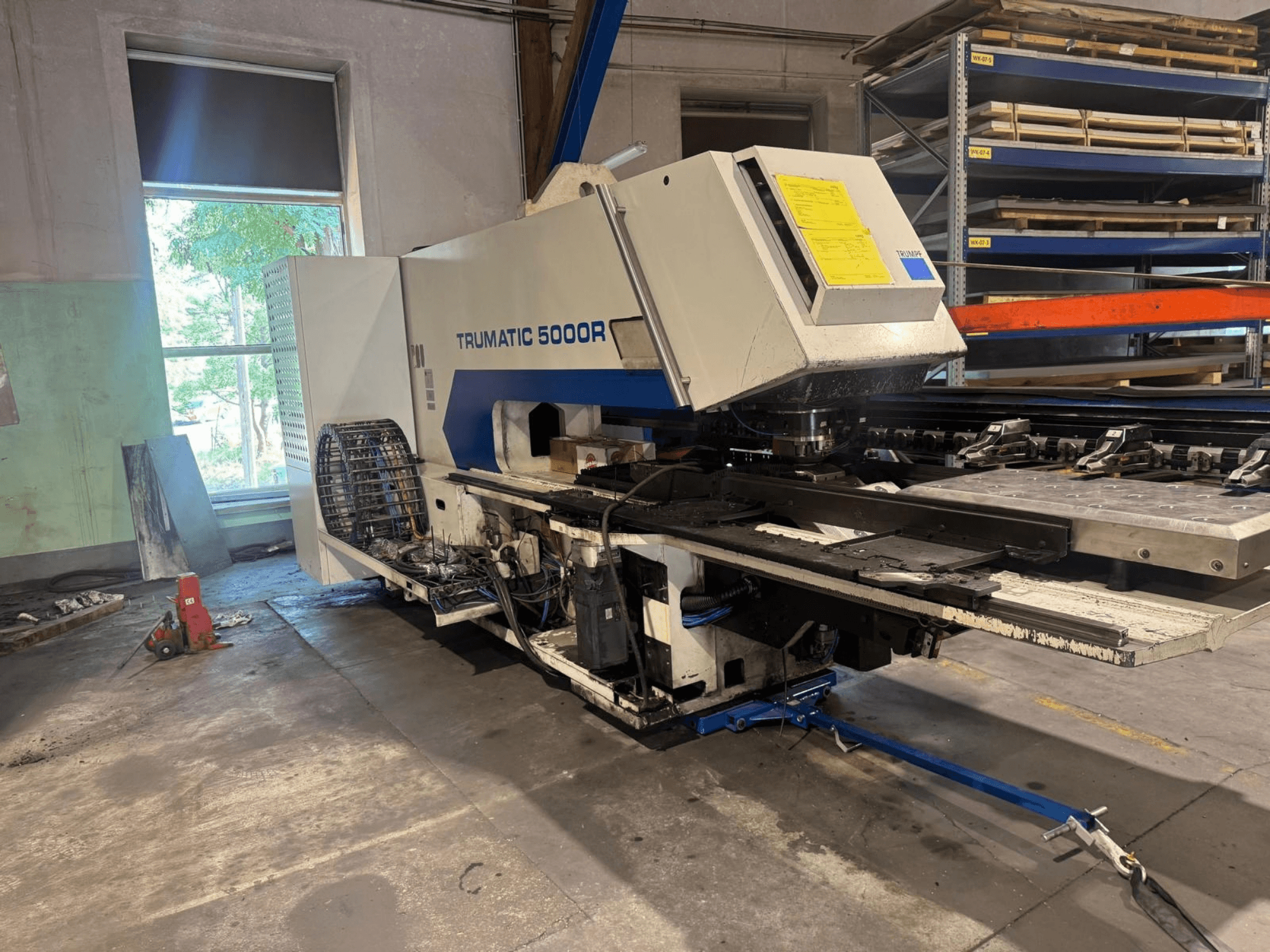 CNC stroj za probijanje TRUMPF TRUMATIC 5000R u radionici, prednji pogled koji prikazuje njegove kontrole i područje za probijanje.