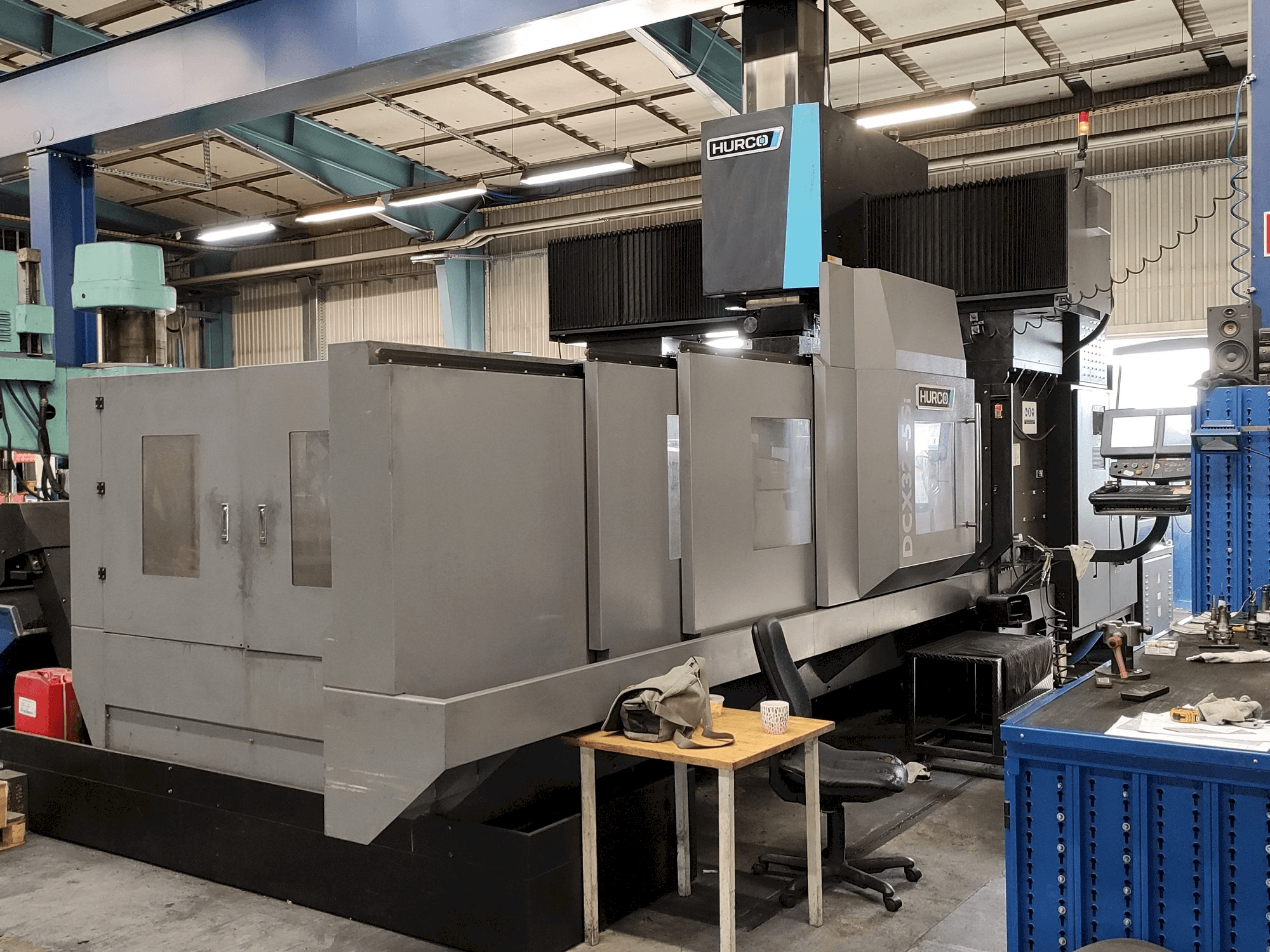 Prikaz stroja Hurco DCX32-5Si sprijeda