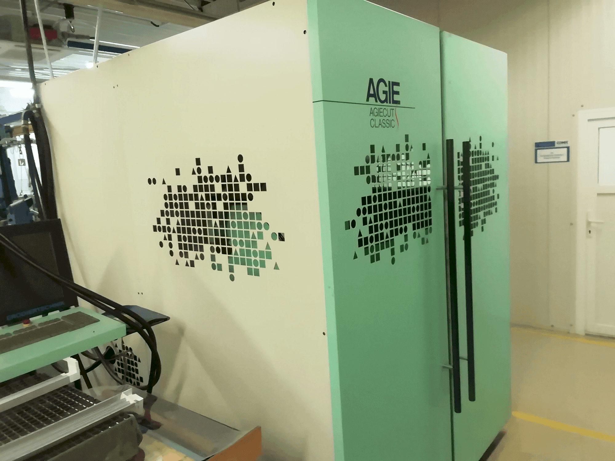 Prikaz stroja AGIE Agiecut sprijeda