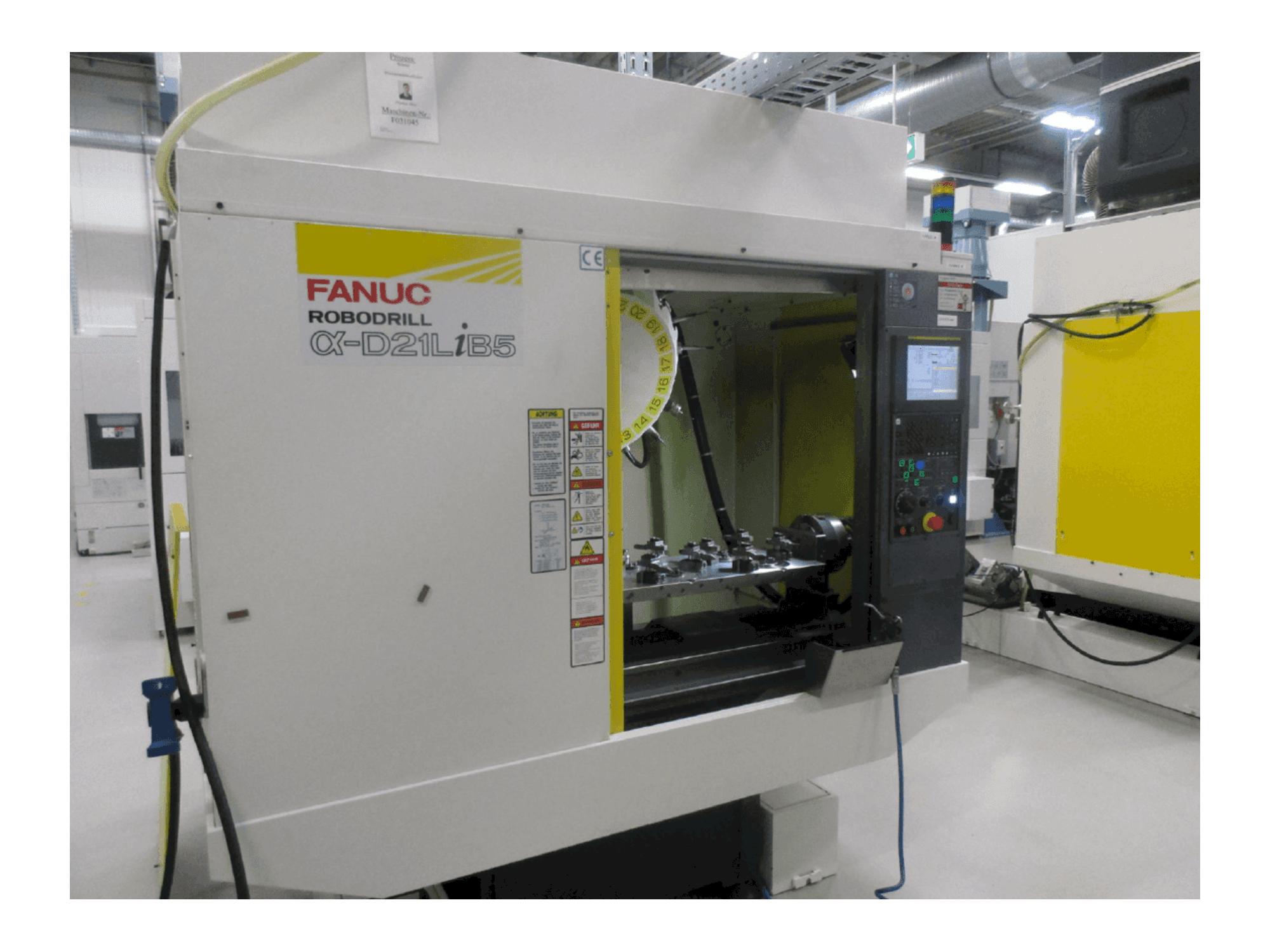 Prikaz stroja FANUC ROBODRILL Alpha D21LiB5 sprijeda