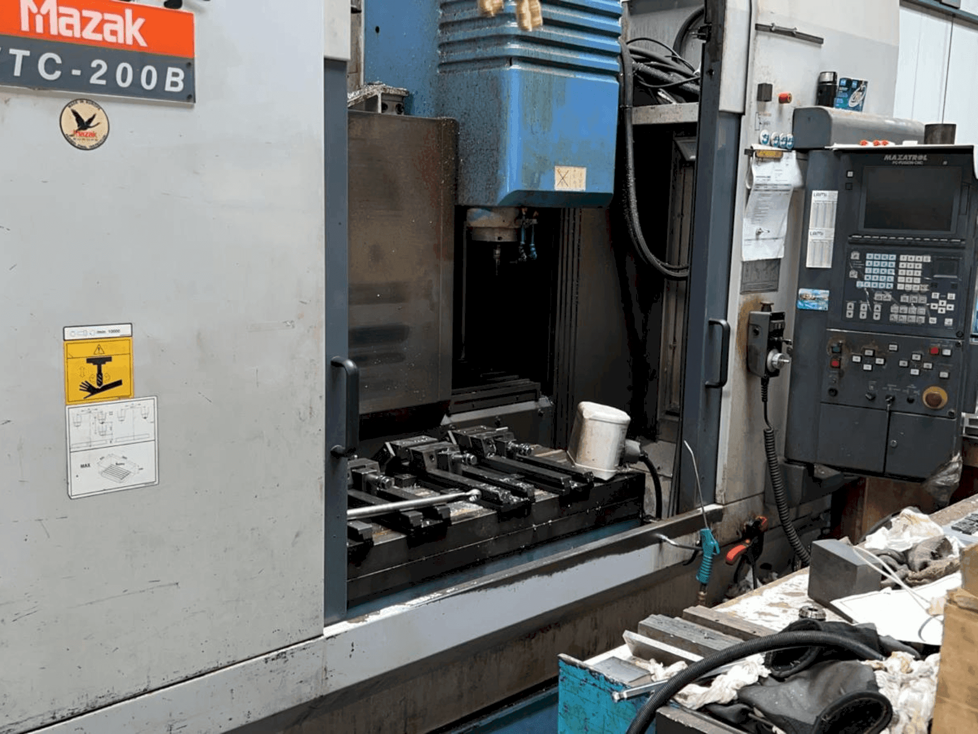 Prikaz stroja Mazak VTC-B sprijeda