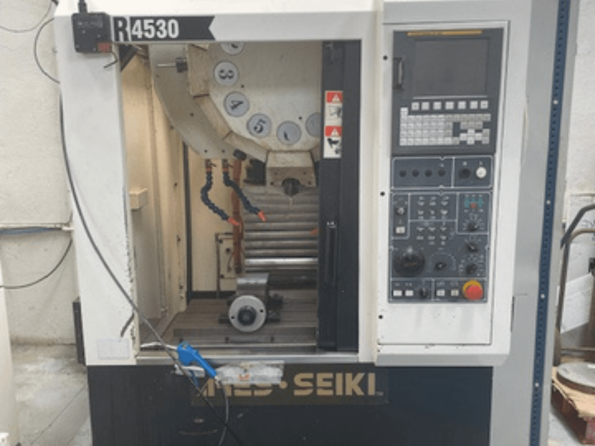 Vertikalni obradni centar ARES-SEIKI R4530, prednji pogled s upravljačkom pločom i radnim prostorom s vretenom i sustavom hlađenja.