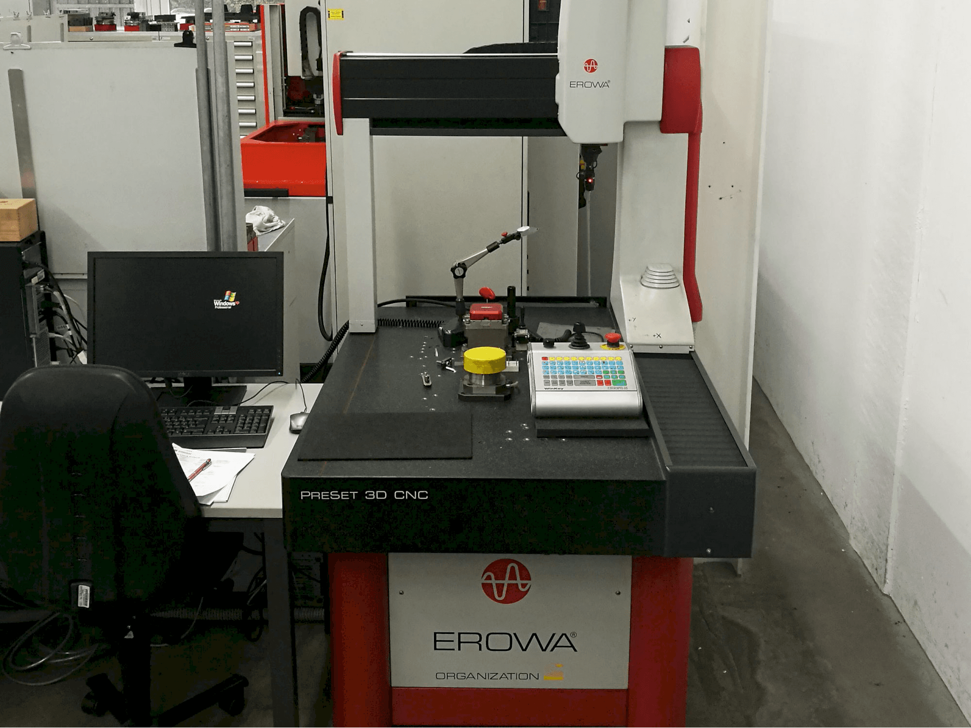 Prikaz stroja EROWA PreSet 3D CNC sprijeda