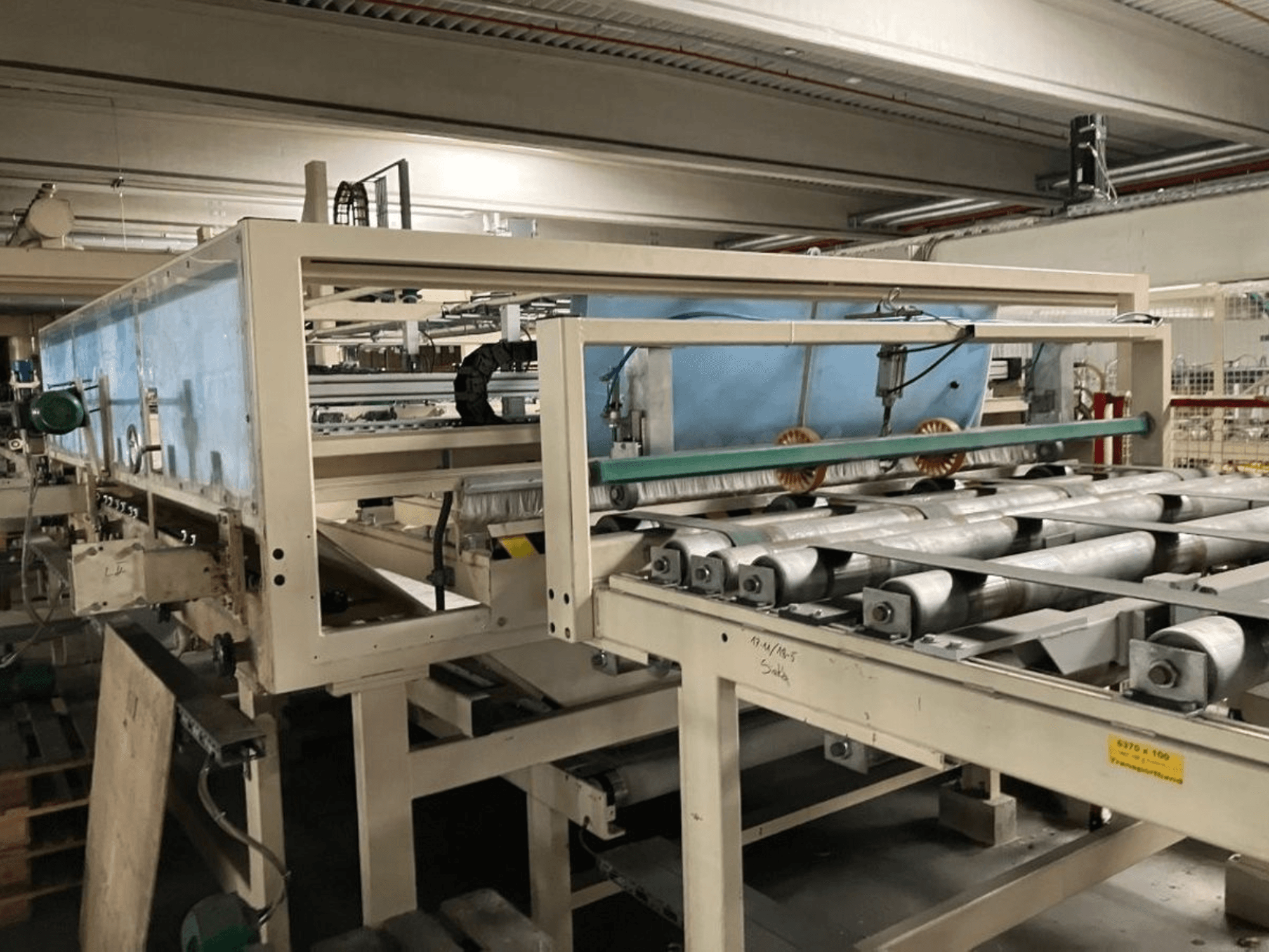 WEMHÖNER KT-F-1E laminatorska preša, bočni pogled, s valjcima i upravljačkim elementima za obradu materijala u tvorničkom okruženju.