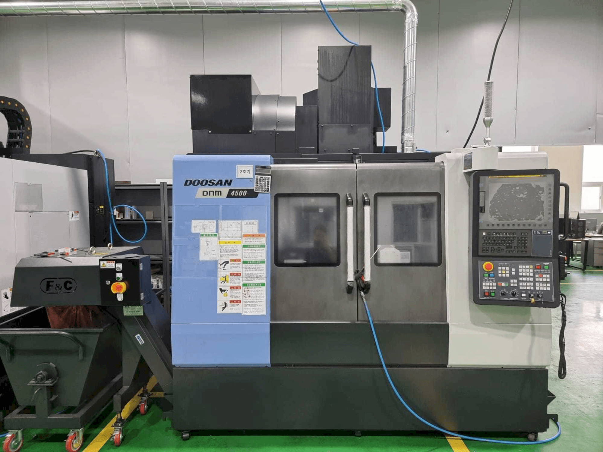 Prikaz stroja Doosan DNM 4500 sprijeda