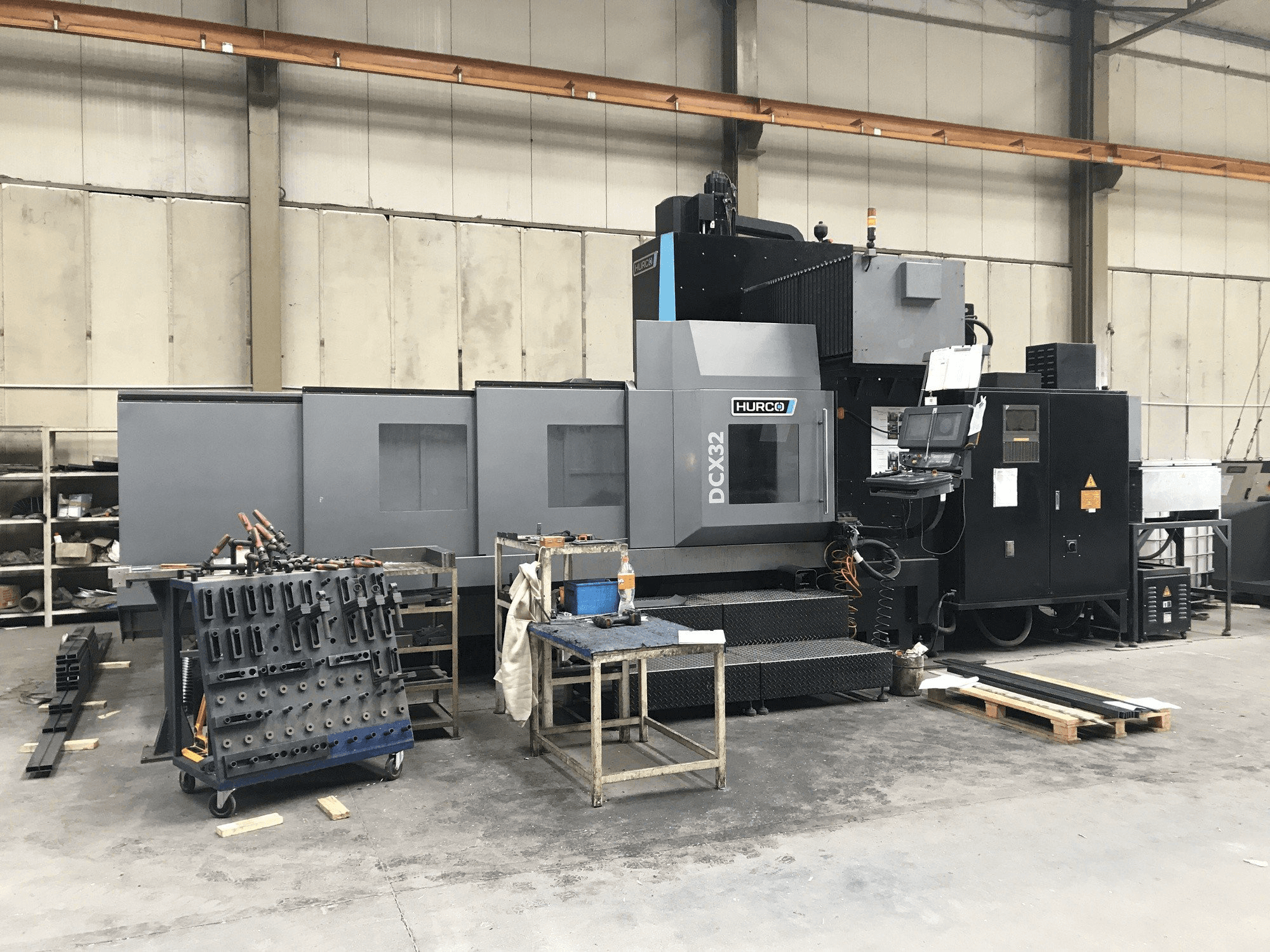 Prikaz stroja Hurco DCX32/50T sprijeda