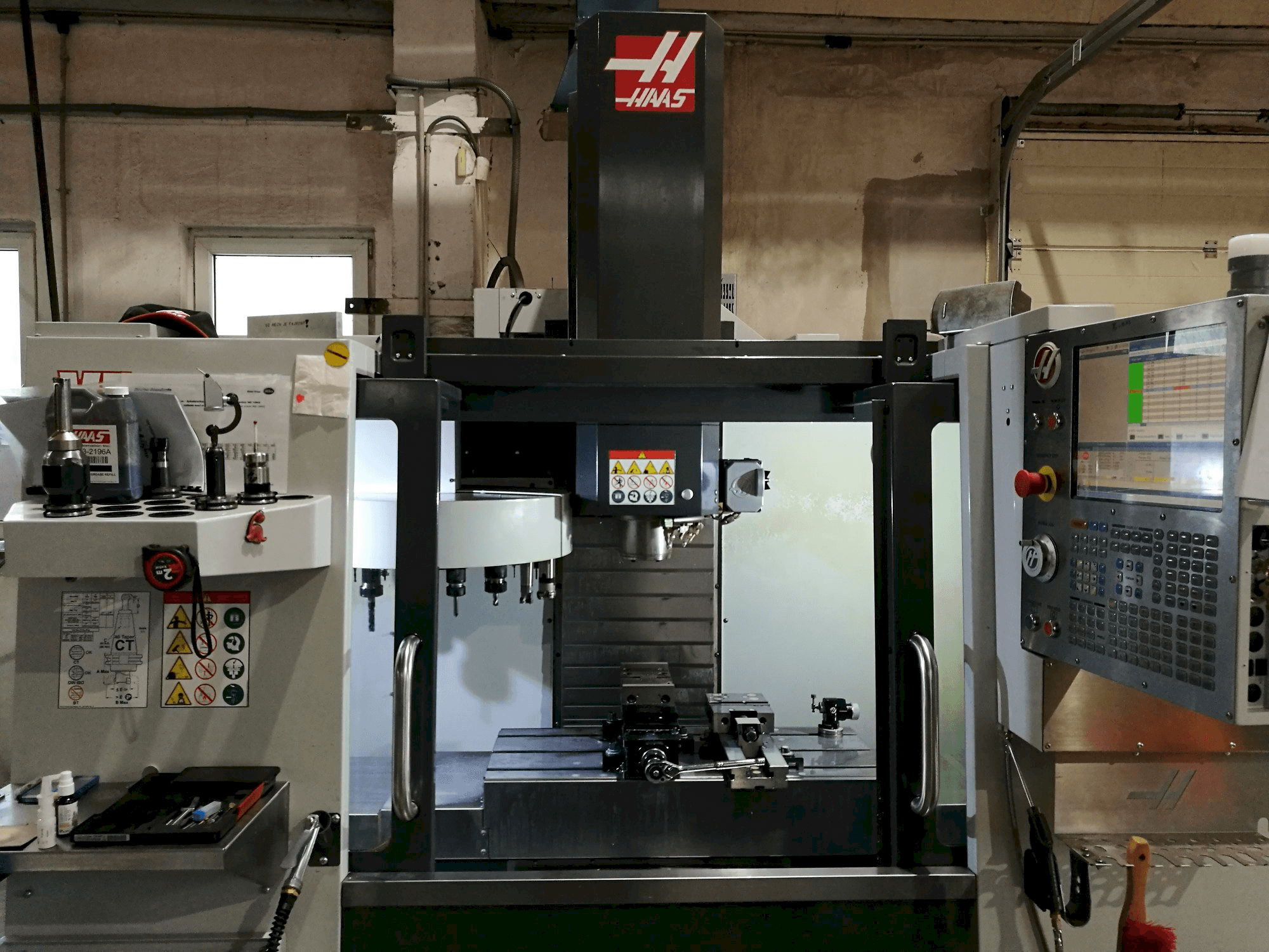Prikaz stroja HAAS VF-2 sprijeda