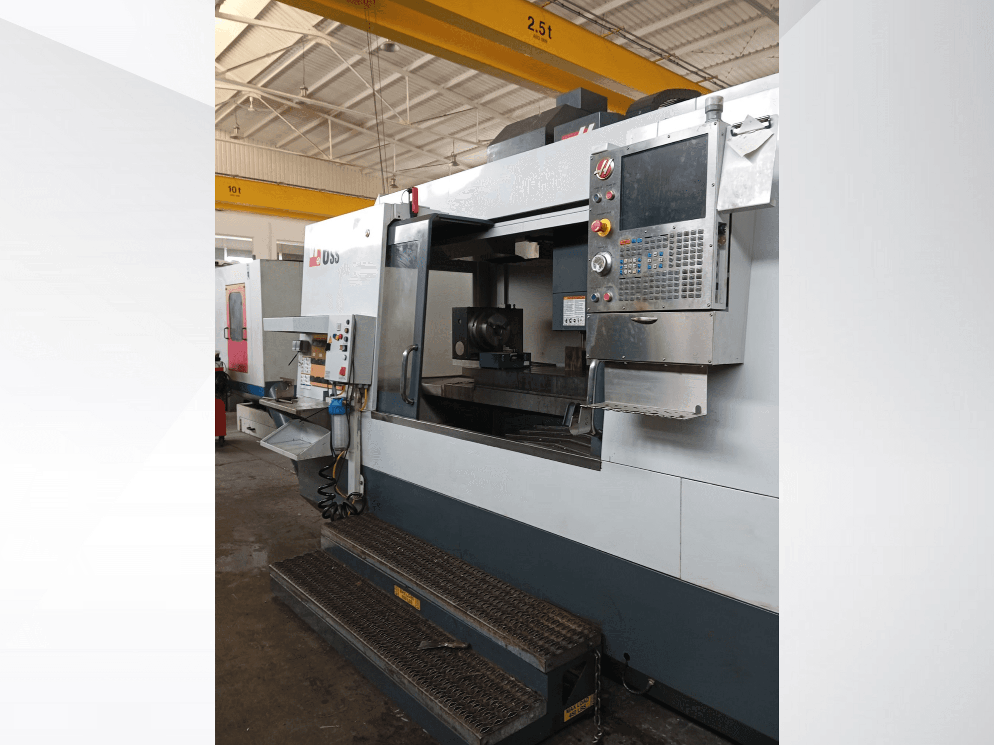 Haas CNC glodalica, prednji pogled, prikazuje upravljačku ploču, radno područje i detaljne korake za pristup.