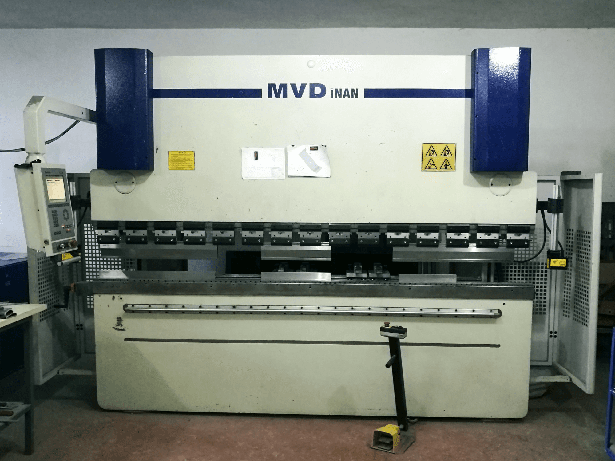 Prikaz stroja MVD Inan CNC 30/120 sprijeda
