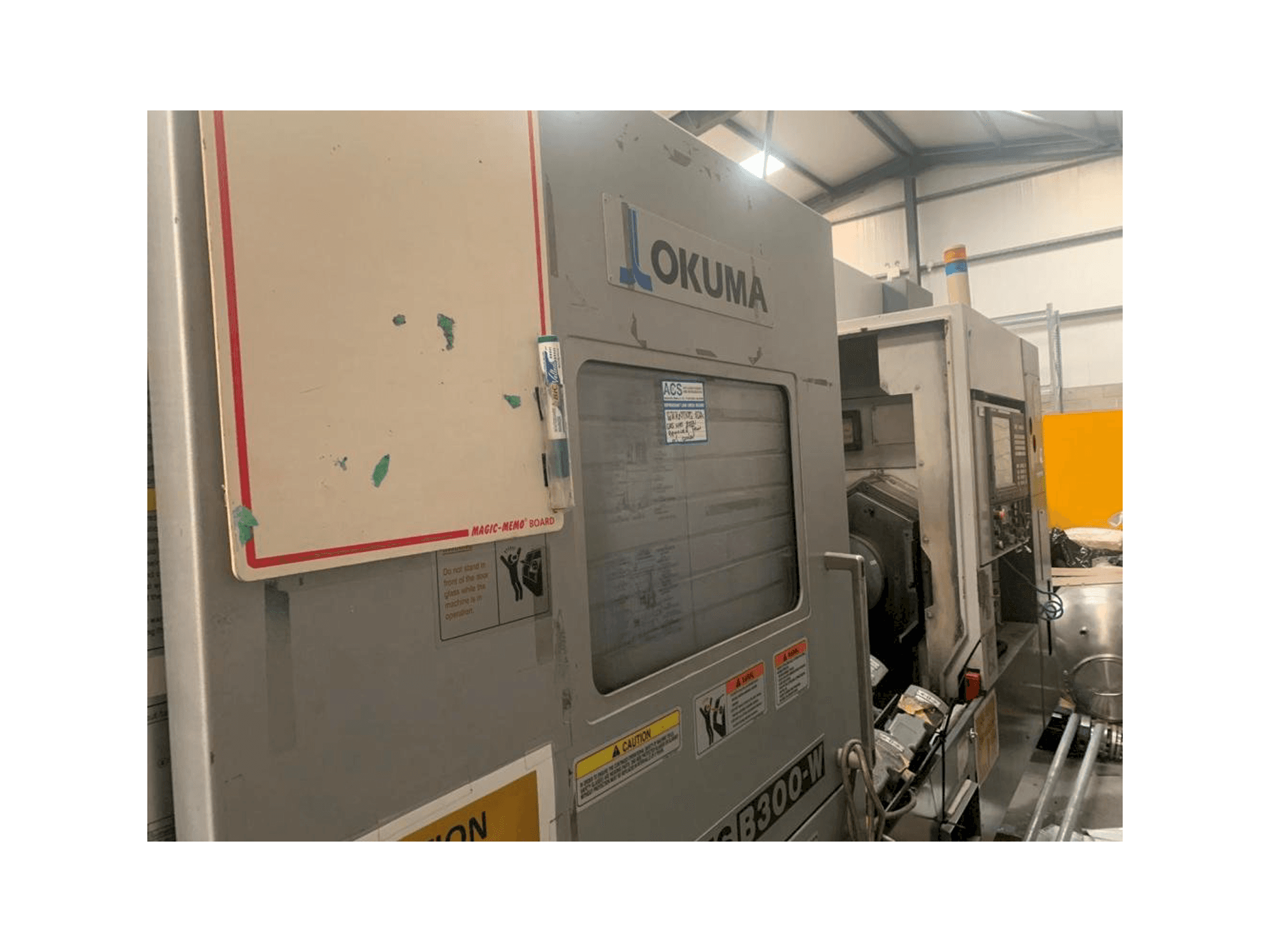 Prikaz stroja Okuma Multus B-300W sprijeda