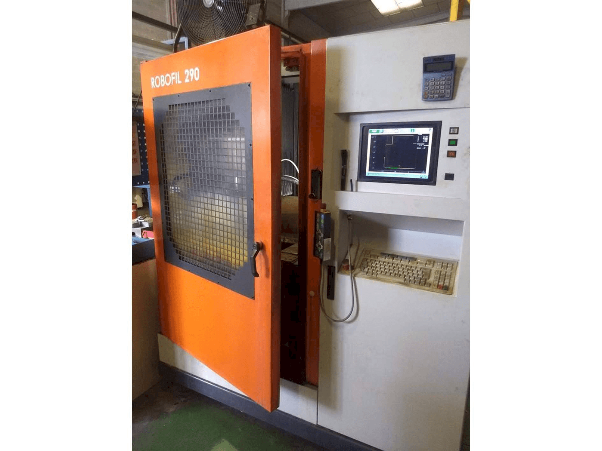 Prikaz stroja CHARMILLES Robofil 290P sprijeda