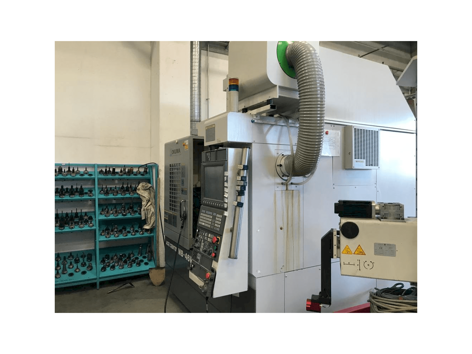 Prikaz desne strane stroja Okuma MB 46 VAE