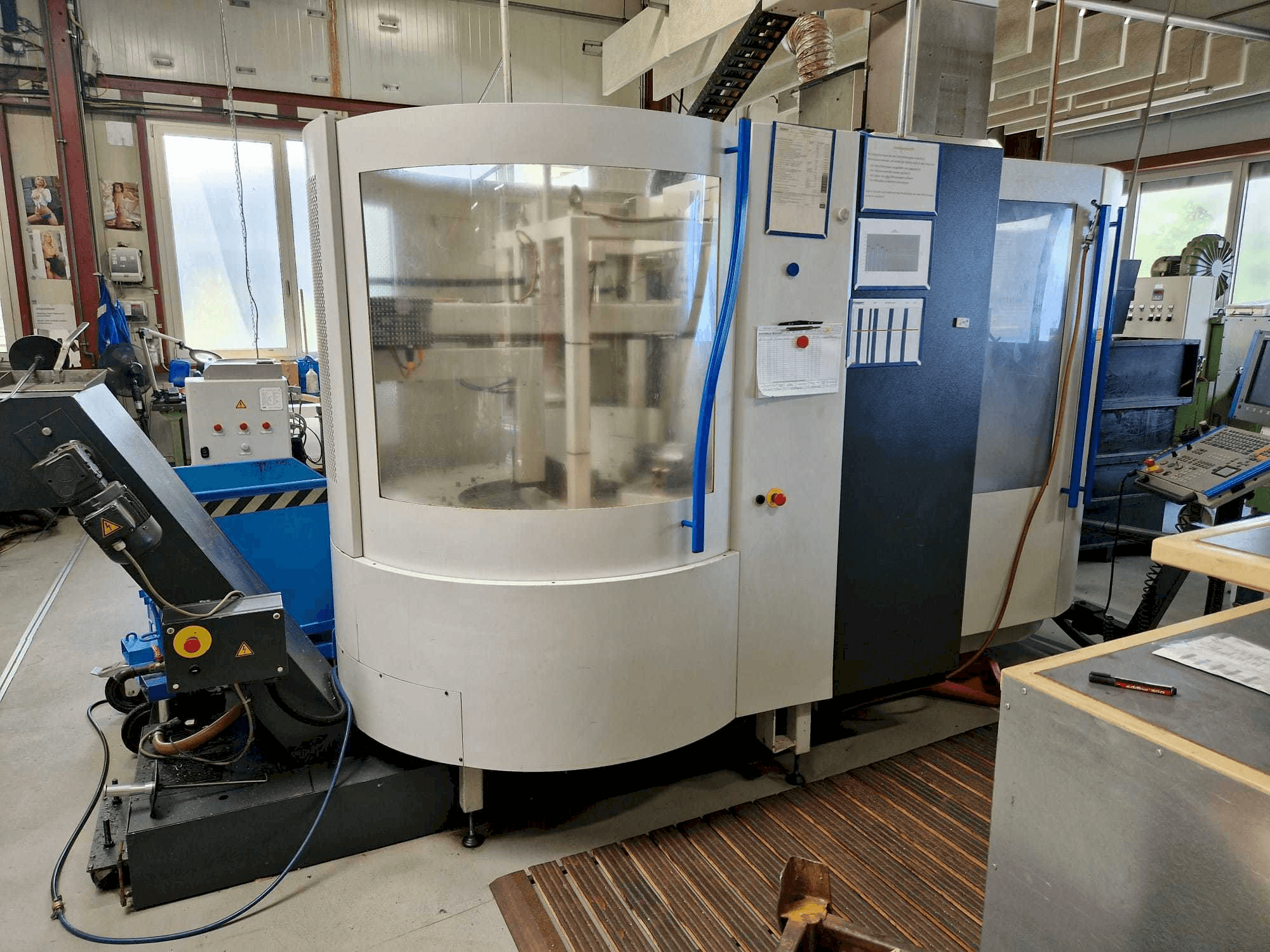 Prikaz stroja MIKRON UCP600 Vario sprijeda