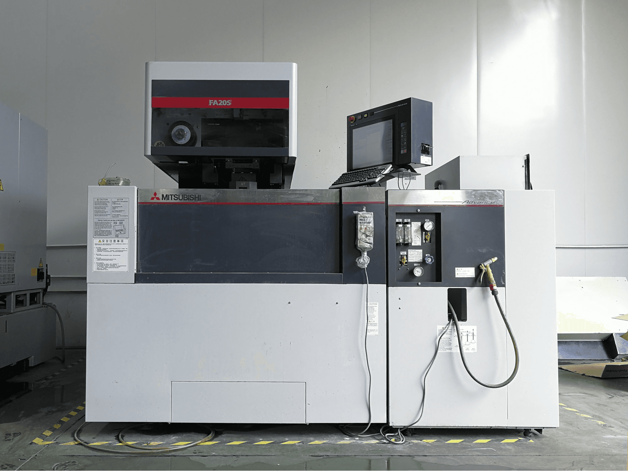 Prikaz stroja Mitsubishi Electric FA20S sprijeda